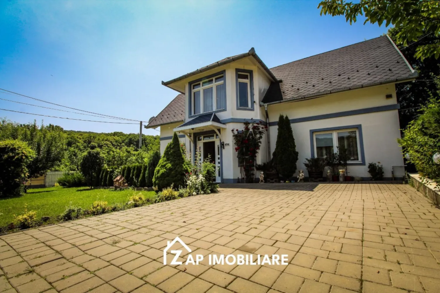 Casa P+M teren 770 mp - Corunca - Zona pitoreasca - ✅ Casă de vânzare în Corunca – liniște, natură și confort la doar câțiva pași de Târgu Mureș!
 Dacă visezi la o oază de liniște, cu aer curat, grădină, foișor și spații generoase pentru întreaga familie, această proprietate este pentru tine!

Locație: Corunca, Vațman – Valea iubirii, zonă pitorească, ferită de agitația orașului, înconjurata de păduri și dealuri, la aproximativ 8 minude Târgu Mureș. 

ID proprietate: CP2579493

Descriere generală:
Casă spațioasă, aprox. 184 mp construiti ( 131 utili ) + anexe bucatarie vara, foisor garaj, cu teren de 7.7 ari

Deschidere generoasă la drum, curte amenajată cu:
- garaj
- foișor
- bucătărie de vară
- grătar
- zonă de relaxare și structură pentru piscină.

 Construcție solidă din cărămidă, cu fundație adâncă și pivniță sub casa, acoperiș de sindrila, izolație polistiren la exterior și vata minerală la înterior, termopane, centrală termică, pivniță tip cramă și 3 poduri.

Compartimentare inteligentă:  Living spațios cu șemineu , Bucătărie separată , Baie , Cămară 
- 3 dormitoare 
- 3 băi 
- dressing 
- balcon

Exterior de vis:
- Foișor pentru relaxare 
- Grătar & bucătărie de vară 
- Leagăn & zonă de joacă
 - Structură pentru piscină
- Garaj și parcare pavata
 - 2 porți de acces 
- Pomii fructiferi, viță de vie, arbuști și plante decorative.

Utilități disponibile:
- apă
- gaz 
- curent electric
 - canalizare
- fântâna

✅ Casa se vinde la cheie mobilată si utilată. 
 Preț: 259.000 Euro, negociabil.
Comision 0% pentru cumpărător!

Mai multe poze și informații veți găsi pe site-ul nostru:
https://zapimobiliare.ro/proprietate/casa-pm-teren-770-mp-corunca-zona-pitoreasca/

Contact: ⓪⑦②⑥ ②②③ ⑧⑧⑥ – Sebastian 
✅ Menționează ID-ul CP2579493 când suni!

✅Zap Imobiliare ✅Îți oferim toată documentația necesară, consiliere permanentă și o experiență fără stres până la finalizarea tranzacției. ✨ Îndeplinim vise cu pereți!