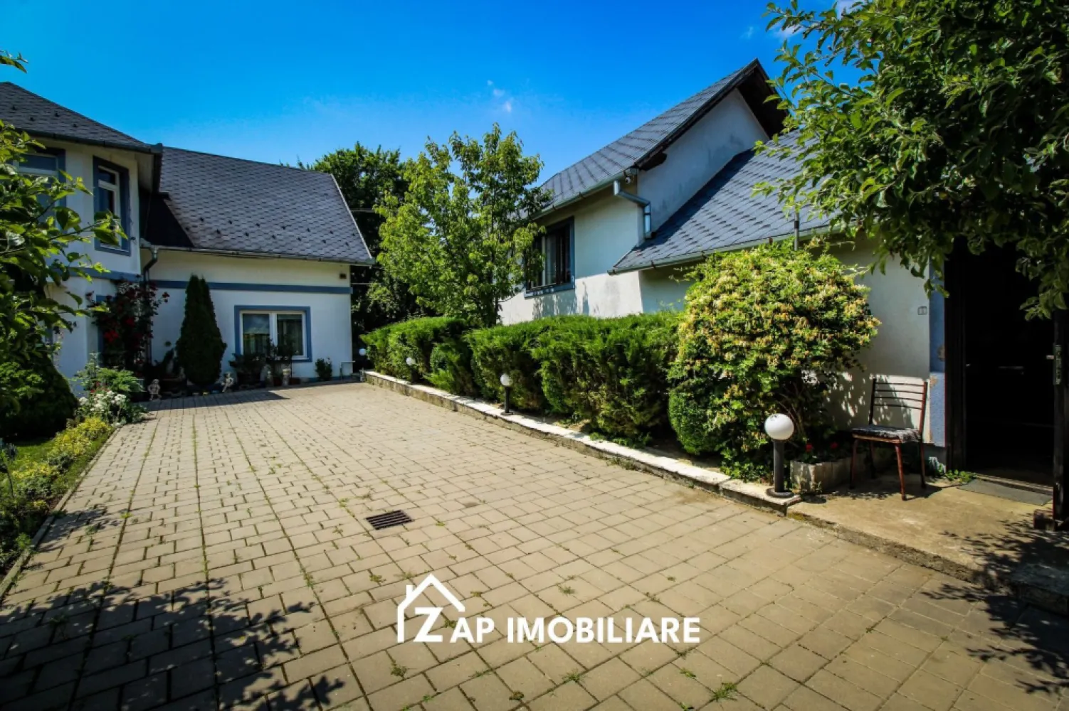 Casa P+M teren 770 mp - Corunca - Zona pitoreasca - ✅ Casă de vânzare în Corunca – liniște, natură și confort la doar câțiva pași de Târgu Mureș!
 Dacă visezi la o oază de liniște, cu aer curat, grădină, foișor și spații generoase pentru întreaga familie, această proprietate este pentru tine!

Locație: Corunca, Vațman – Valea iubirii, zonă pitorească, ferită de agitația orașului, înconjurata de păduri și dealuri, la aproximativ 8 minude Târgu Mureș. 

ID proprietate: CP2579493

Descriere generală:
Casă spațioasă, aprox. 184 mp construiti ( 131 utili ) + anexe bucatarie vara, foisor garaj, cu teren de 7.7 ari

Deschidere generoasă la drum, curte amenajată cu:
- garaj
- foișor
- bucătărie de vară
- grătar
- zonă de relaxare și structură pentru piscină.

 Construcție solidă din cărămidă, cu fundație adâncă și pivniță sub casa, acoperiș de sindrila, izolație polistiren la exterior și vata minerală la înterior, termopane, centrală termică, pivniță tip cramă și 3 poduri.

Compartimentare inteligentă:  Living spațios cu șemineu , Bucătărie separată , Baie , Cămară 
- 3 dormitoare 
- 3 băi 
- dressing 
- balcon

Exterior de vis:
- Foișor pentru relaxare 
- Grătar & bucătărie de vară 
- Leagăn & zonă de joacă
 - Structură pentru piscină
- Garaj și parcare pavata
 - 2 porți de acces 
- Pomii fructiferi, viță de vie, arbuști și plante decorative.

Utilități disponibile:
- apă
- gaz 
- curent electric
 - canalizare
- fântâna

✅ Casa se vinde la cheie mobilată si utilată. 
 Preț: 259.000 Euro, negociabil.
Comision 0% pentru cumpărător!

Mai multe poze și informații veți găsi pe site-ul nostru:
https://zapimobiliare.ro/proprietate/casa-pm-teren-770-mp-corunca-zona-pitoreasca/

Contact: ⓪⑦②⑥ ②②③ ⑧⑧⑥ – Sebastian 
✅ Menționează ID-ul CP2579493 când suni!

✅Zap Imobiliare ✅Îți oferim toată documentația necesară, consiliere permanentă și o experiență fără stres până la finalizarea tranzacției. ✨ Îndeplinim vise cu pereți!
