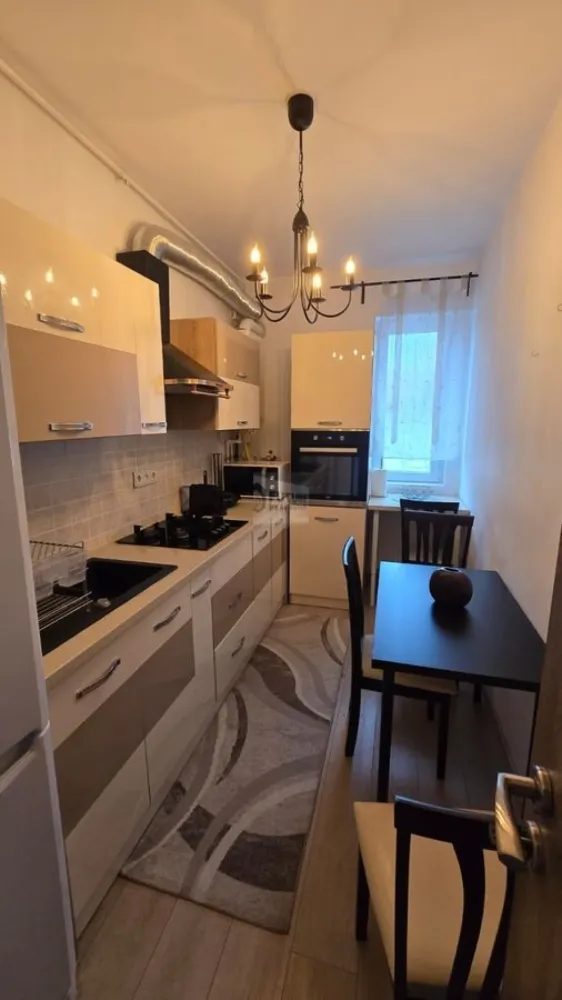 Apartament 2 camere + parcare subterană + boxă | Piața Progresul - Vă propunem spre vânzare un apartament decomandat cu 2 camere, situat la etajul 1 al unui imobil modern, construit în 2018, cu regim de înălțime S+P+3E, amplasat într-o zonă rezidențială liniștită, ferită de agitația marilor bulevarde. Imobilul beneficiază de supraveghere video, oferind un plus de siguranță. Poziționarea asigură echilibrul perfect între liniște și acces rapid către centrul orașului. Detalii proprietate Suprafață utilă: 54,23 mp Balcon: 2,65 mp Compartimentare: Living generos – 18,79 mp Dormitor – 12,19 mp Bucătărie închisă – 7,64 mp Baie – 4,35 mp Anexe incluse în preț: Boxă – 2,87 mp Loc de parcare subteran – 15,40 mp Dotări Centrală termică proprie Aer condiționat în living (12.000 BTU) Ferestre termopan cu suprafață vitrată mare Se vinde complet mobilat și utilat, gata de mutare Localizare & facilități Transport: Stație tramvai Toporași – 5 min de mers pe jos (liniile 7, 19, 25 pe culoar propriu) 7 min până la Metrou Eroii Revoluției (M2) 23 min până la Piața Unirii Educație: Școli gimnaziale și grădiniță în imediata apropiere Shopping: LIDL – 2 min pe jos Piața Progresul – 5 min pe jos Situație juridică Certificat energetic: Clasa B Proprietate liberă de sarcini Acte pregătite pentru vânzare Se acceptă credit bancar Preț: 149.800 EUR (TVA inclus) – ușor negociabil Pentru informații suplimentare și programarea unei vizionări, vă stau la dispoziție. }}