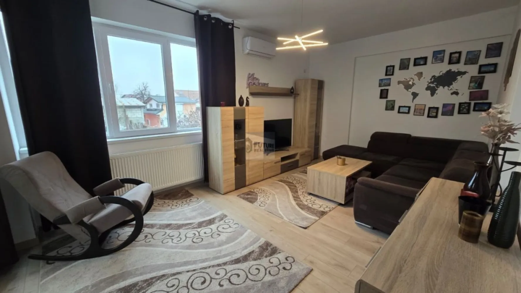 Apartament 2 camere + parcare subterană + boxă | Piața Progresul - Vă propunem spre vânzare un apartament decomandat cu 2 camere, situat la etajul 1 al unui imobil modern, construit în 2018, cu regim de înălțime S+P+3E, amplasat într-o zonă rezidențială liniștită, ferită de agitația marilor bulevarde. Imobilul beneficiază de supraveghere video, oferind un plus de siguranță. Poziționarea asigură echilibrul perfect între liniște și acces rapid către centrul orașului. Detalii proprietate Suprafață utilă: 54,23 mp Balcon: 2,65 mp Compartimentare: Living generos – 18,79 mp Dormitor – 12,19 mp Bucătărie închisă – 7,64 mp Baie – 4,35 mp Anexe incluse în preț: Boxă – 2,87 mp Loc de parcare subteran – 15,40 mp Dotări Centrală termică proprie Aer condiționat în living (12.000 BTU) Ferestre termopan cu suprafață vitrată mare Se vinde complet mobilat și utilat, gata de mutare Localizare & facilități Transport: Stație tramvai Toporași – 5 min de mers pe jos (liniile 7, 19, 25 pe culoar propriu) 7 min până la Metrou Eroii Revoluției (M2) 23 min până la Piața Unirii Educație: Școli gimnaziale și grădiniță în imediata apropiere Shopping: LIDL – 2 min pe jos Piața Progresul – 5 min pe jos Situație juridică Certificat energetic: Clasa B Proprietate liberă de sarcini Acte pregătite pentru vânzare Se acceptă credit bancar Preț: 149.800 EUR (TVA inclus) – ușor negociabil Pentru informații suplimentare și programarea unei vizionări, vă stau la dispoziție. }}