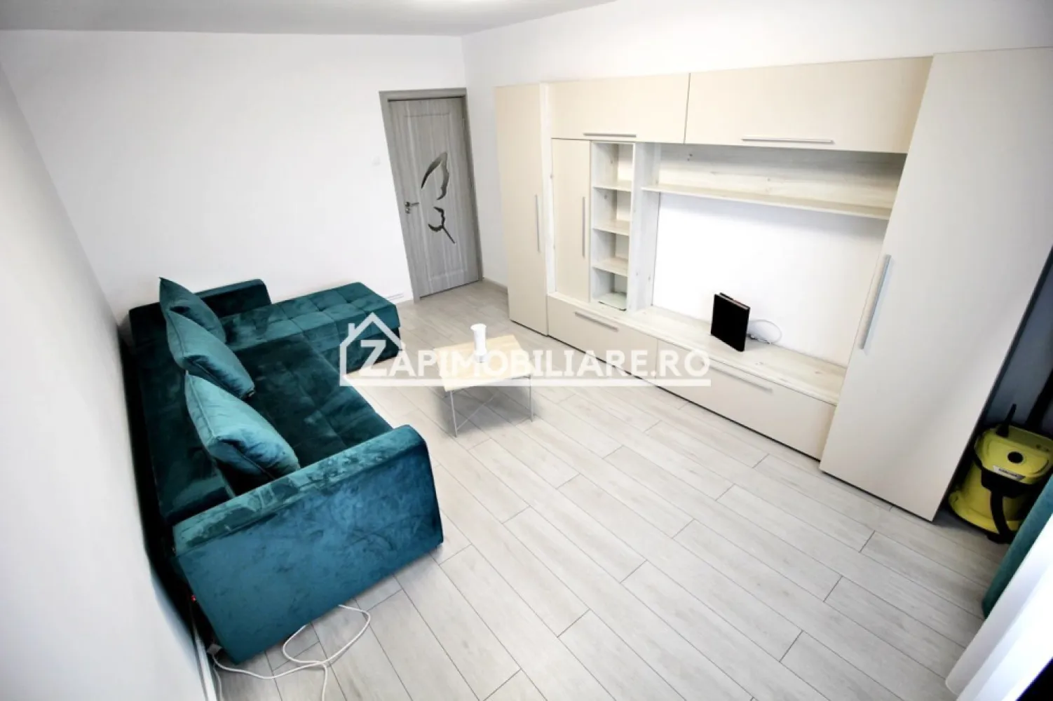 Apartament 2camere,mobilat si utilat,2balcoane,pivnită,garaj - Contact 0774048706 Bogdan
De vânzare apartament 2 camere mobilat si utilat decomandat confort ,1 situat în cartierul Unirii, strada Cicio Pop, suprafață utilă de 58 mp, situat la etajul 3 din 4 oferit de Zap Imobiliare 
Detalii: 
- 1 living, 1 dormitor, 1 bucătărie, 1 baie, 2 balcoane închise, 1 hol, 1 debara, 1 pivnită, 1 parcare acoperită
- centrală termică, calorifere, geamuri termopan, ușă metalică.
- masina de spalat rufe, frigider,aragaz

Proprietatea se află într-o zonă cu un confort deosebit, datorită amplasării în imediata apropiere a tot ceea ce înseamnă viață modernă, și anume: mijloace de transport în comun, magazine, unități de învățământ de toate gradele, piață, parc, bănci, farmacii, s.a.
Locuința se vinde mobilată și utilată la prețul de 118.000 Euro negociabil. Comisionul este ZERO!
Contact 0774048706 Bogdan

Dacă vă place această ofertă - sau pentru alte informații sunați la numărul de contact din anunț! 
Compania Zap Imobiliare vă pune la dispoziție toate informațiile, actele și documentele necesare alături de asistență și consiliere permanentă până la finalizarea achiziției imobiliare. Ne dorim să îți oferim cea mai plăcută experiență, îndeplinim vise cu pereți!
