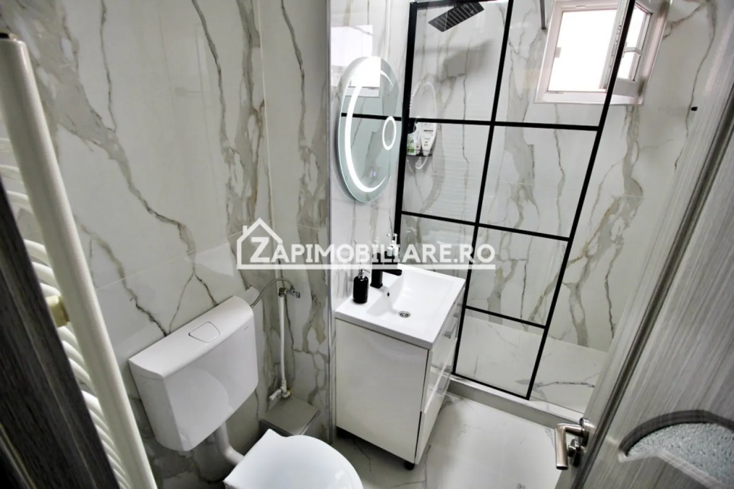 Apartament 2camere,mobilat si utilat,2balcoane,pivnită,garaj - Contact 0774048706 Bogdan
De vânzare apartament 2 camere mobilat si utilat decomandat confort ,1 situat în cartierul Unirii, strada Cicio Pop, suprafață utilă de 58 mp, situat la etajul 3 din 4 oferit de Zap Imobiliare 
Detalii: 
- 1 living, 1 dormitor, 1 bucătărie, 1 baie, 2 balcoane închise, 1 hol, 1 debara, 1 pivnită, 1 parcare acoperită
- centrală termică, calorifere, geamuri termopan, ușă metalică.
- masina de spalat rufe, frigider,aragaz

Proprietatea se află într-o zonă cu un confort deosebit, datorită amplasării în imediata apropiere a tot ceea ce înseamnă viață modernă, și anume: mijloace de transport în comun, magazine, unități de învățământ de toate gradele, piață, parc, bănci, farmacii, s.a.
Locuința se vinde mobilată și utilată la prețul de 118.000 Euro negociabil. Comisionul este ZERO!
Contact 0774048706 Bogdan

Dacă vă place această ofertă - sau pentru alte informații sunați la numărul de contact din anunț! 
Compania Zap Imobiliare vă pune la dispoziție toate informațiile, actele și documentele necesare alături de asistență și consiliere permanentă până la finalizarea achiziției imobiliare. Ne dorim să îți oferim cea mai plăcută experiență, îndeplinim vise cu pereți!