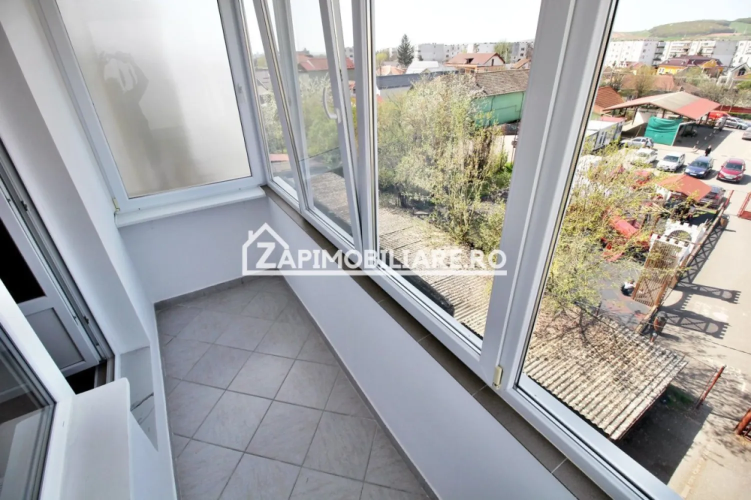 Apartament 2camere,mobilat si utilat,2balcoane,pivnită,garaj