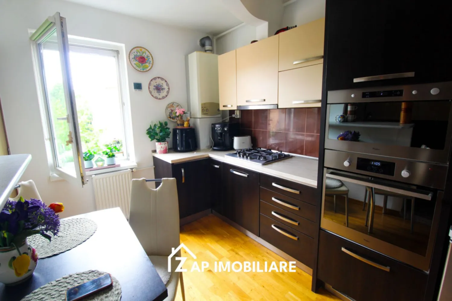 Magurei - Apt 80 mp - 3 camere - 2 bai - decomandat - modern - Mentionati ID-ul proprietatii cand apelati: CP2530085
Comision ZERO pentru cumparator!
Contact ⓪⑦②⑥ ②②③ ⑧⑧⑥ Sebastian
De vânzare apartament 3 camere decomandat confort 1 , situat pe strada Magurei, suprafață utilă de 80 mp, situat la etajul 4 din 4 oferit de Zap Imobiliare 
Detalii: 
- 1 living, 2 dormitoare, 1 bucătărie, 2 bai, 1 balcon închis cu termopan , 1 hol
- 1 pivnita
- centrală termică, calorifere, geamuri termopan, ușă metalică.
- aer conditionat
- masina de spalat, cuptor, plita etc.

Locuința se vinde mobilat la prețul de 129500 Euro negociabil. Comisionul este ZERO pentru cumparator
Contact ⓪⑦②⑥ ②②③ ⑧⑧⑥ Sebastian

Proprietatea se află într-o zonă cu un confort deosebit, datorită amplasării în imediata apropiere a tot ceea ce înseamnă viață modernă, și anume: mijloace de transport în comun, magazine, unități de învățământ de toate gradele, piață, parc, bănci, farmacii, s.a.
Dacă vă place această ofertă - sau pentru alte informații sunați la numărul de contact din anunț! 
Compania Zap Imobiliare vă pune la dispoziție toate informațiile, actele și documentele necesare alături de asistență și consiliere permanentă până la finalizarea achiziției imobiliare. Ne dorim să îți oferim cea mai plăcută experiență, îndeplinim vise cu pereți!