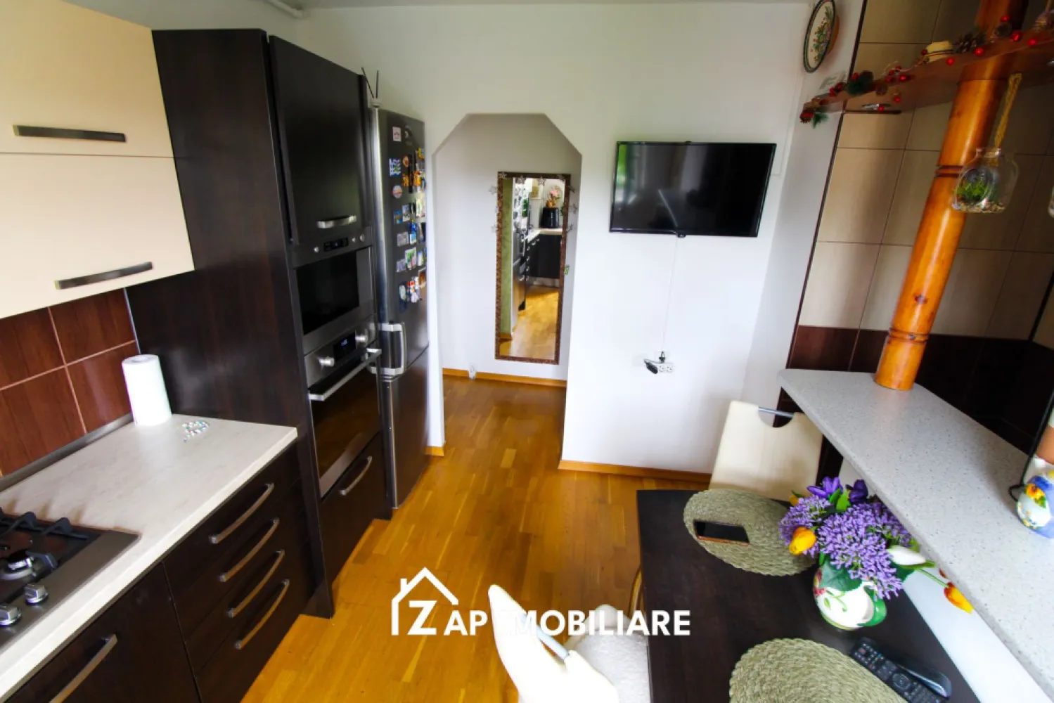Magurei - Apt 80 mp - 3 camere - 2 bai - decomandat - modern - Mentionati ID-ul proprietatii cand apelati: CP2530085
Comision ZERO pentru cumparator!
Contact ⓪⑦②⑥ ②②③ ⑧⑧⑥ Sebastian
De vânzare apartament 3 camere decomandat confort 1 , situat pe strada Magurei, suprafață utilă de 80 mp, situat la etajul 4 din 4 oferit de Zap Imobiliare 
Detalii: 
- 1 living, 2 dormitoare, 1 bucătărie, 2 bai, 1 balcon închis cu termopan , 1 hol
- 1 pivnita
- centrală termică, calorifere, geamuri termopan, ușă metalică.
- aer conditionat
- masina de spalat, cuptor, plita etc.

Locuința se vinde mobilat la prețul de 129500 Euro negociabil. Comisionul este ZERO pentru cumparator
Contact ⓪⑦②⑥ ②②③ ⑧⑧⑥ Sebastian

Proprietatea se află într-o zonă cu un confort deosebit, datorită amplasării în imediata apropiere a tot ceea ce înseamnă viață modernă, și anume: mijloace de transport în comun, magazine, unități de învățământ de toate gradele, piață, parc, bănci, farmacii, s.a.
Dacă vă place această ofertă - sau pentru alte informații sunați la numărul de contact din anunț! 
Compania Zap Imobiliare vă pune la dispoziție toate informațiile, actele și documentele necesare alături de asistență și consiliere permanentă până la finalizarea achiziției imobiliare. Ne dorim să îți oferim cea mai plăcută experiență, îndeplinim vise cu pereți!