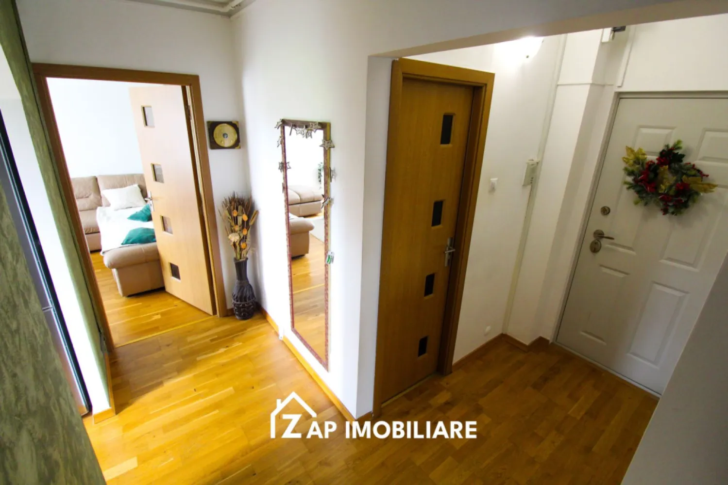 Magurei - Apt 80 mp - 3 camere - 2 bai - decomandat - modern - Mentionati ID-ul proprietatii cand apelati: CP2530085
Comision ZERO pentru cumparator!
Contact ⓪⑦②⑥ ②②③ ⑧⑧⑥ Sebastian
De vânzare apartament 3 camere decomandat confort 1 , situat pe strada Magurei, suprafață utilă de 80 mp, situat la etajul 4 din 4 oferit de Zap Imobiliare 
Detalii: 
- 1 living, 2 dormitoare, 1 bucătărie, 2 bai, 1 balcon închis cu termopan , 1 hol
- 1 pivnita
- centrală termică, calorifere, geamuri termopan, ușă metalică.
- aer conditionat
- masina de spalat, cuptor, plita etc.

Locuința se vinde mobilat la prețul de 129500 Euro negociabil. Comisionul este ZERO pentru cumparator
Contact ⓪⑦②⑥ ②②③ ⑧⑧⑥ Sebastian

Proprietatea se află într-o zonă cu un confort deosebit, datorită amplasării în imediata apropiere a tot ceea ce înseamnă viață modernă, și anume: mijloace de transport în comun, magazine, unități de învățământ de toate gradele, piață, parc, bănci, farmacii, s.a.
Dacă vă place această ofertă - sau pentru alte informații sunați la numărul de contact din anunț! 
Compania Zap Imobiliare vă pune la dispoziție toate informațiile, actele și documentele necesare alături de asistență și consiliere permanentă până la finalizarea achiziției imobiliare. Ne dorim să îți oferim cea mai plăcută experiență, îndeplinim vise cu pereți!