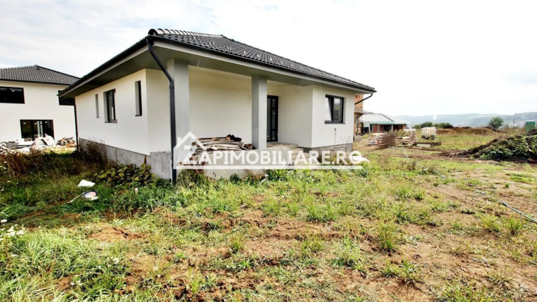 Casa la cheie cu gard,4 camere,2 bai,528mp teren, zona Penny - Contact 0774048706 Bogdan
De vânzare casă pe 1 nivel la cheie cu gard si pavaj, singur în curte 4 camere situată în Corunca zona Penny suprafața utilă de 103 mp amplasată pe un teren cu suprafața de 528 mp,
Compartimentare:
- 1 living, 1 bucătărie, 2 bai, 3 dormitoare, 2 terase
Detalii:
- centrală termică, incălzire in pardoseală, geamuri termopan, ușă metalică.
- fundația casei are o adâncime de 1 m, pereții sunt din cărămidă, acoperișul de țiglă, izolată cu polistiren de 10 cm.
- pod mansardabil, 
- anul construcției 2024
Utilitați:
- curent, apă, gaz, canalizare 

Casa se vinde la cheie cu gard si pavaj, bucatărie mobilată la prețul de 259.000 Euro negociabil. Comision ZERO!
Contact 0774048706 Bogdan
Daca vă place această ofertă sau pentru alte informații sunați la numărul de contact din anunț! 
Compania Zap Imobiliare vă pune la dispoziție toate actele și documentele necesare alături de asistență și consiliere permanentă până la finalizarea achiziției imobiliare. 
Ne dorim să îți oferim cea mai plăcută experiență, îndeplinim vise cu pereți!