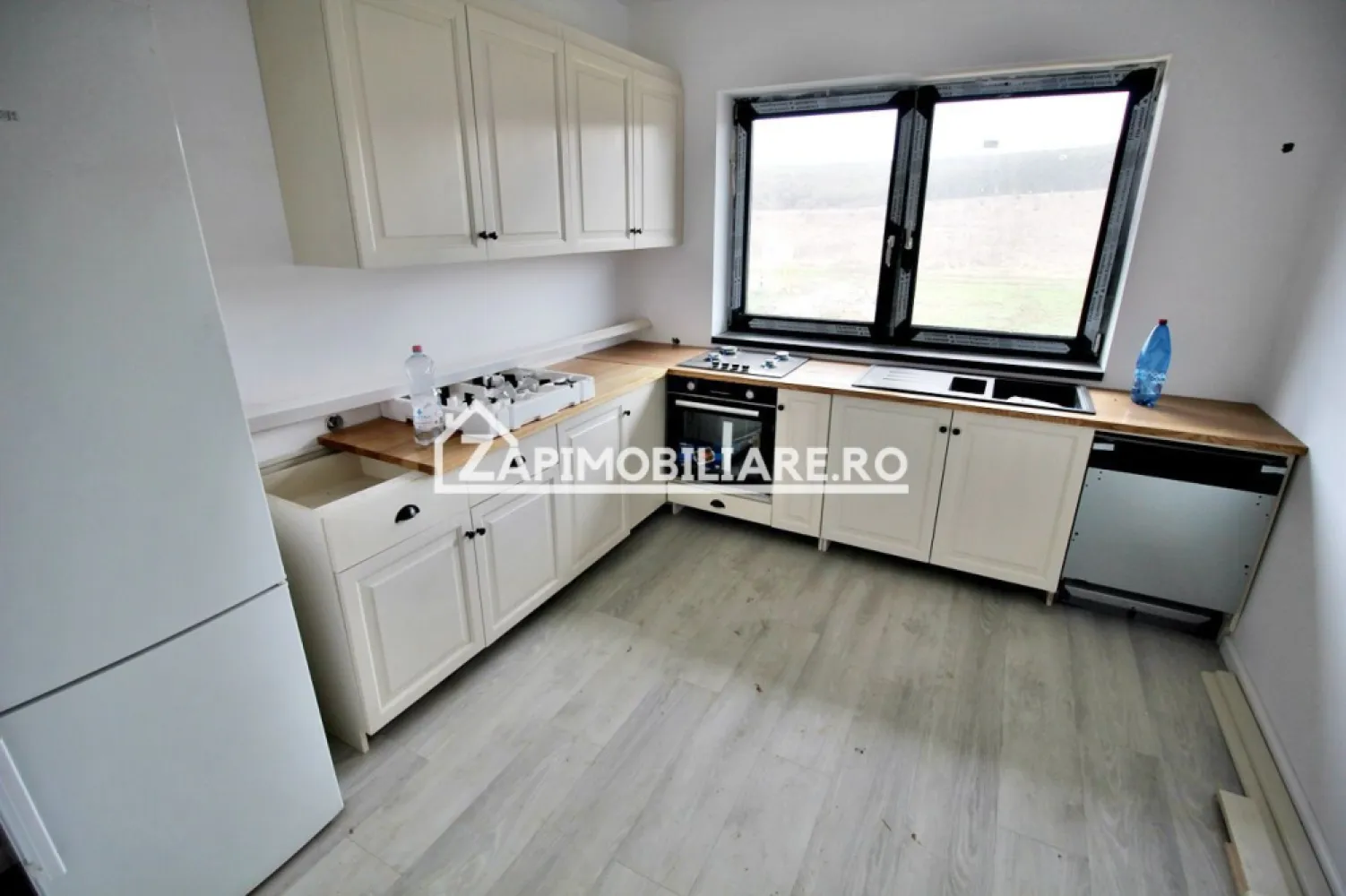 Casa la cheie cu gard,4 camere,2 bai,528mp teren, zona Penny - Contact 0774048706 Bogdan
De vânzare casă pe 1 nivel la cheie cu gard si pavaj, singur în curte 4 camere situată în Corunca zona Penny suprafața utilă de 103 mp amplasată pe un teren cu suprafața de 528 mp,
Compartimentare:
- 1 living, 1 bucătărie, 2 bai, 3 dormitoare, 2 terase
Detalii:
- centrală termică, incălzire in pardoseală, geamuri termopan, ușă metalică.
- fundația casei are o adâncime de 1 m, pereții sunt din cărămidă, acoperișul de țiglă, izolată cu polistiren de 10 cm.
- pod mansardabil, 
- anul construcției 2024
Utilitați:
- curent, apă, gaz, canalizare 

Casa se vinde la cheie cu gard si pavaj, bucatărie mobilată la prețul de 259.000 Euro negociabil. Comision ZERO!
Contact 0774048706 Bogdan
Daca vă place această ofertă sau pentru alte informații sunați la numărul de contact din anunț! 
Compania Zap Imobiliare vă pune la dispoziție toate actele și documentele necesare alături de asistență și consiliere permanentă până la finalizarea achiziției imobiliare. 
Ne dorim să îți oferim cea mai plăcută experiență, îndeplinim vise cu pereți!