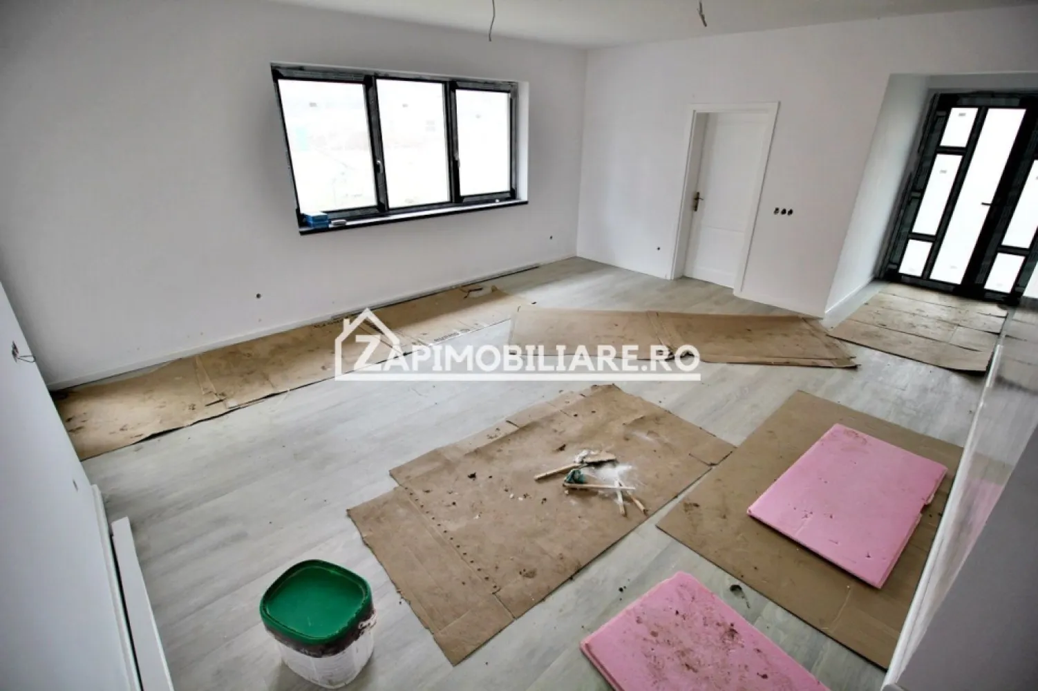 Casa la cheie cu gard,4 camere,2 bai,528mp teren, zona Penny - Contact 0774048706 Bogdan
De vânzare casă pe 1 nivel la cheie cu gard si pavaj, singur în curte 4 camere situată în Corunca zona Penny suprafața utilă de 103 mp amplasată pe un teren cu suprafața de 528 mp,
Compartimentare:
- 1 living, 1 bucătărie, 2 bai, 3 dormitoare, 2 terase
Detalii:
- centrală termică, incălzire in pardoseală, geamuri termopan, ușă metalică.
- fundația casei are o adâncime de 1 m, pereții sunt din cărămidă, acoperișul de țiglă, izolată cu polistiren de 10 cm.
- pod mansardabil, 
- anul construcției 2024
Utilitați:
- curent, apă, gaz, canalizare 

Casa se vinde la cheie cu gard si pavaj, bucatărie mobilată la prețul de 259.000 Euro negociabil. Comision ZERO!
Contact 0774048706 Bogdan
Daca vă place această ofertă sau pentru alte informații sunați la numărul de contact din anunț! 
Compania Zap Imobiliare vă pune la dispoziție toate actele și documentele necesare alături de asistență și consiliere permanentă până la finalizarea achiziției imobiliare. 
Ne dorim să îți oferim cea mai plăcută experiență, îndeplinim vise cu pereți!