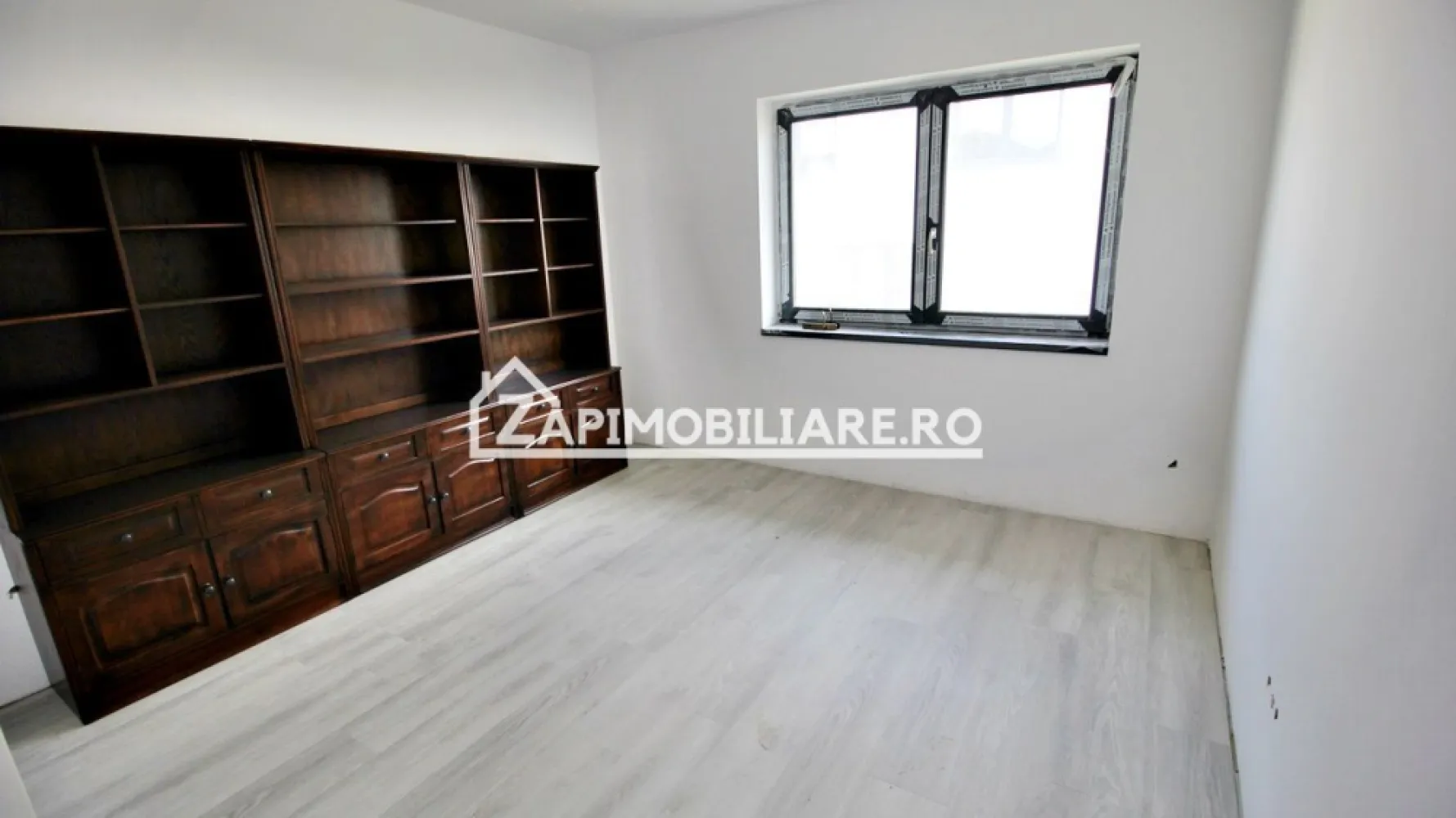 Casa la cheie cu gard,4 camere,2 bai,528mp teren, zona Penny