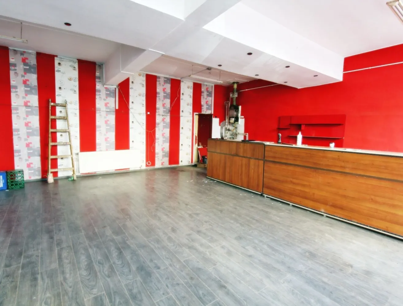 Piata Garii - 150 mp - trafic intens - stradal vitrina - Farmacie - Mentionati ID-ul proprietatii cand apelati: CP2432214
Contact ⓪⑦②⑥ ②②③ ⑧⑧⑥ Sebastian
De închiriat spatiu comercial stradal in Piata Garii situat la parter
Compartimentare:
2 incaperi open space suficient de generoas3e+ 2 spatii secundare ( vestiar, depozitare etc cu diverse posibilitati de utilizare ) + grup sanitar

Detalii:
- centrală termică, calorifere, 
- vitrina geneoasa cu vad comercial intens
- acces secundar marfa
- posibilitate afisare logo pe cladire
- contorizare separata )
Imobilul se închiriază la prețul de 800 Euro 
Contact ⓪⑦②⑥ ②②③ ⑧⑧⑥ Sebastian 
Comisionul perceput este de 50% din valoarea primei chirii si se percepe o singură dată!