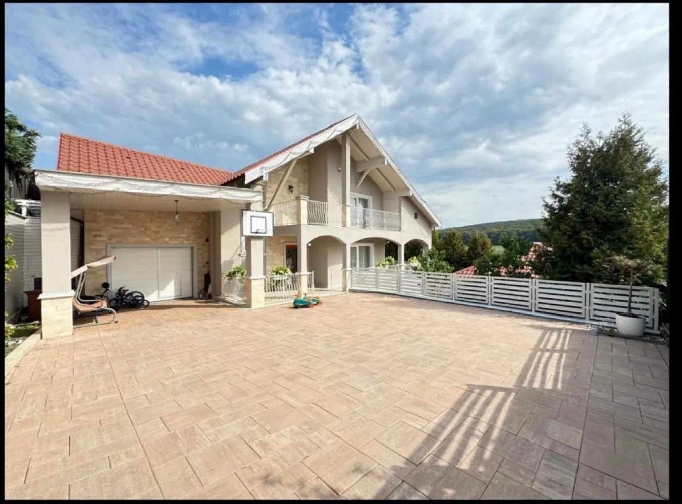 Casa Premium 6 camere,5 băi, Piscină, saună, 768 mp teren, - Contact 0774048706 Bogdan
De vânzare casă Premium, singur în curte 6 camere 5 băi, situată în Livezeni suprafața de 285 mp amplasată pe un teren cu suprafața de 768 mp,
Compartimentare:
- ideală pentru 2 familii avand demisolul separat de restul casei cu acces pe o scară din granit masiv
- la demisol 1 cameră, 1 bucătărie, 1 baie, 1 cameră tehnică,1 terasă
- la parter: 1 living, 1 bucătărie, 1 baie, 1 dormitor, 1 garaj, 1 hol, 1 terasă
- la etaj: 4 dormitoare, 2 băi, 4 dresinguri, 1 balcon.1 birou,1 spatiu de depozitare in jur de 30 mp
- in curte este amenajat un foidor cu loc pentru gradar,cuptor pentru pizza,aragaz, apă, canalizare
- in curte există o clădire amenajată cu piscină incălzită, saună, 1 baie cu dus, toate funcionale
- Gard imprejurul intregii curti din fier forjat vopsit in camp electrostatic aprox 15 tone, tabla groasa de calitate
Detalii:
- centrală termică, calorifere, geamuri termopan,
- sistem panouri fotovoltaice de 17 kw
- fundația casei are o adâncime de 1,5 m, pereții sunt din beton, toti peretii, sistem Briks, adus din Austria, izolata dupa standardele sistemului, foarte calduroasa, acoperișul de țiglă Creaton de cea mai buna calitate, greutate pe tot acoperisul casei 4 tone (fata de cea clasica, ce avea greutate de peste 30 tone), 
- anul construcției 

Utilitați:
- curent, apă, gaz, canalizare

Casa se vinde la cheie, mobilată și utilată la prețul de 695.000 Euro negociabil. Comision ZERO!
Contact 0774048706 Bogdan
Daca vă place această ofertă sau pentru alte informații sunați la numărul de contact din anunț! 
Compania Zap Imobiliare vă pune la dispoziție toate actele și documentele necesare alături de asistență și consiliere permanentă până la finalizarea achiziției imobiliare. 
Ne dorim să îți oferim cea mai plăcută experiență, îndeplinim vise cu pereți!