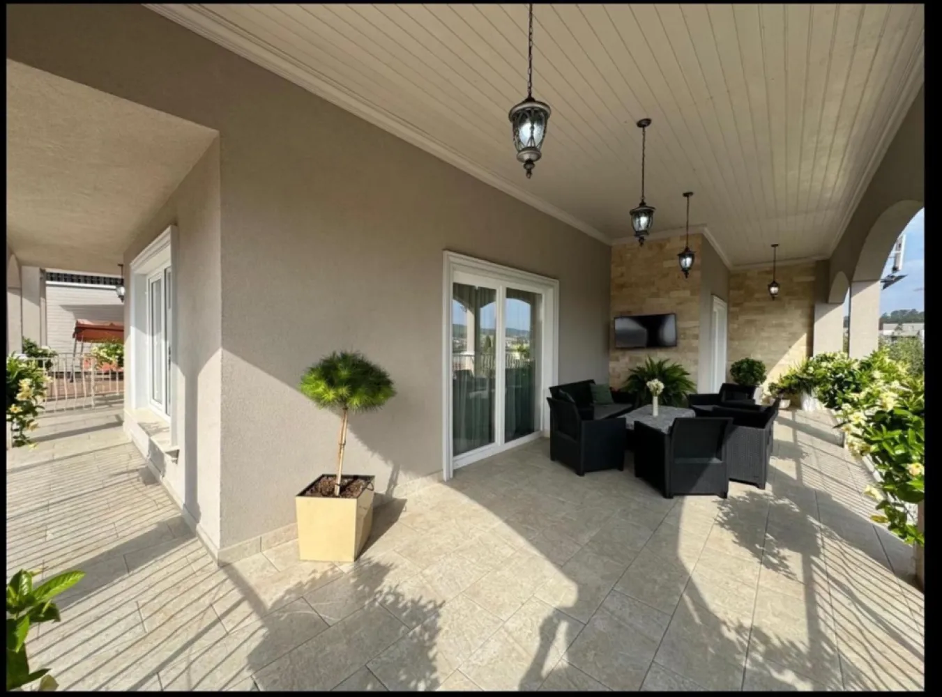 Casa Premium 6 camere,5 băi, Piscină, saună, 768 mp teren, - Contact 0774048706 Bogdan
De vânzare casă Premium, singur în curte 6 camere 5 băi, situată în Livezeni suprafața de 285 mp amplasată pe un teren cu suprafața de 768 mp,
Compartimentare:
- ideală pentru 2 familii avand demisolul separat de restul casei cu acces pe o scară din granit masiv
- la demisol 1 cameră, 1 bucătărie, 1 baie, 1 cameră tehnică,1 terasă
- la parter: 1 living, 1 bucătărie, 1 baie, 1 dormitor, 1 garaj, 1 hol, 1 terasă
- la etaj: 4 dormitoare, 2 băi, 4 dresinguri, 1 balcon.1 birou,1 spatiu de depozitare in jur de 30 mp
- in curte este amenajat un foidor cu loc pentru gradar,cuptor pentru pizza,aragaz, apă, canalizare
- in curte există o clădire amenajată cu piscină incălzită, saună, 1 baie cu dus, toate funcionale
- Gard imprejurul intregii curti din fier forjat vopsit in camp electrostatic aprox 15 tone, tabla groasa de calitate
Detalii:
- centrală termică, calorifere, geamuri termopan,
- sistem panouri fotovoltaice de 17 kw
- fundația casei are o adâncime de 1,5 m, pereții sunt din beton, toti peretii, sistem Briks, adus din Austria, izolata dupa standardele sistemului, foarte calduroasa, acoperișul de țiglă Creaton de cea mai buna calitate, greutate pe tot acoperisul casei 4 tone (fata de cea clasica, ce avea greutate de peste 30 tone), 
- anul construcției 

Utilitați:
- curent, apă, gaz, canalizare

Casa se vinde la cheie, mobilată și utilată la prețul de 695.000 Euro negociabil. Comision ZERO!
Contact 0774048706 Bogdan
Daca vă place această ofertă sau pentru alte informații sunați la numărul de contact din anunț! 
Compania Zap Imobiliare vă pune la dispoziție toate actele și documentele necesare alături de asistență și consiliere permanentă până la finalizarea achiziției imobiliare. 
Ne dorim să îți oferim cea mai plăcută experiență, îndeplinim vise cu pereți!