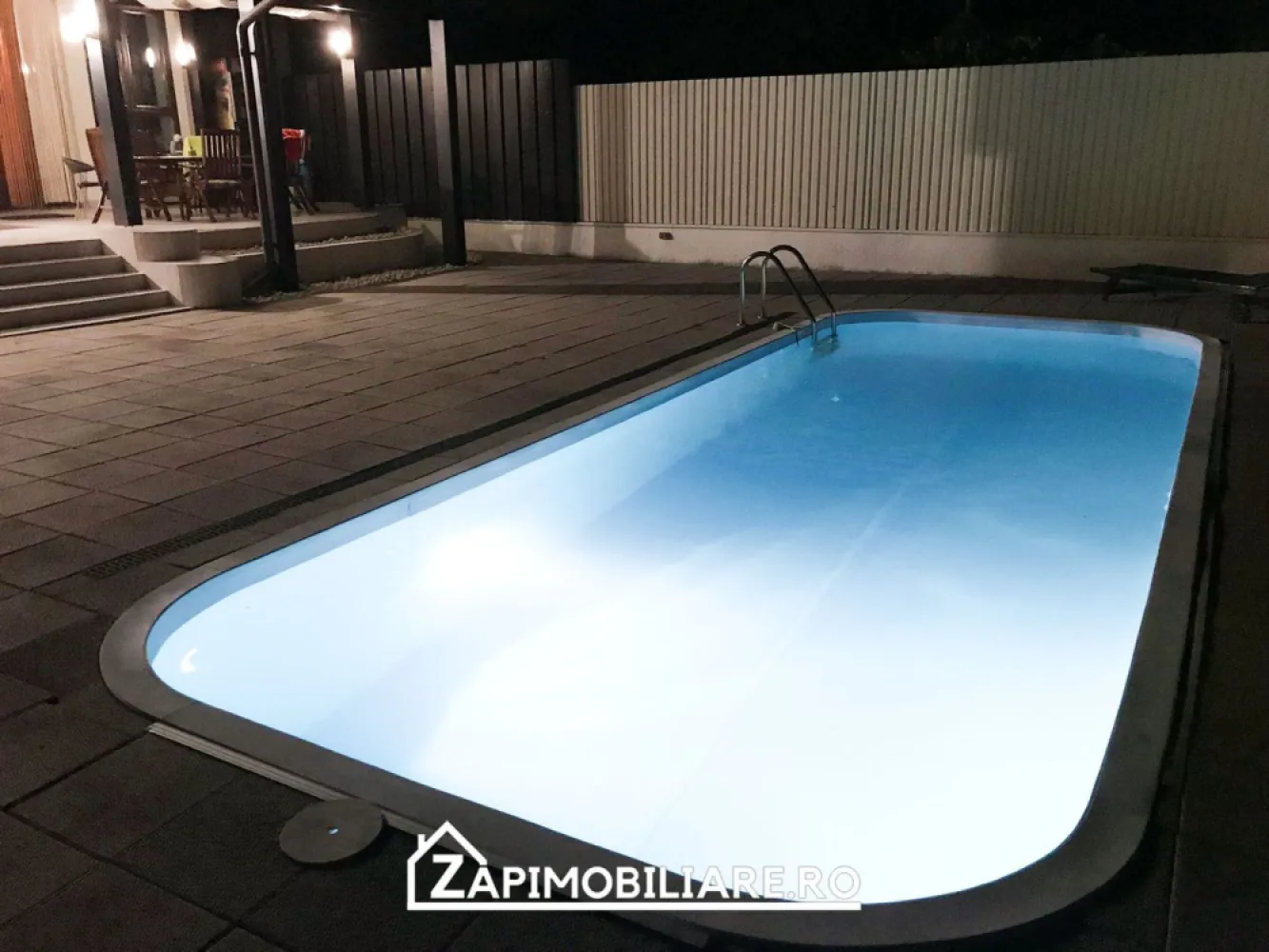 Unirii - Casa Zona Romcab - 400mp - 1259 mp teren - Garaj dublu - piscina - Mentionati ID-ul proprietatii cand apelati: CP2397163
Contact ⓪⑦②⑥ ②②③ ⑧⑧⑥ Sebastian
De vânzare casă, singur în curte , 7 camere situată în cartierul Unirii, suprafața utilă de 400 mp + anexe terasa garaj etc , total aproximativ 600 mp amplasată pe un teren cu suprafața de 1259 mp, 
Compartimentare:
Casa de locuit din cărămidă, având subsol, parter și etaj, este compusă din: 7 camere, 1 bucătărie, 1 cămară, 1 centrală termică, 3 băi, 2 holuri cu scară, 3 sasuri, 1 debara, 1 garderobă, 1 garaj cu 2 boxe, 1 pivniță, 1 terasă și 1 piscină.

Detalii:
- centrală termică, calorifere, geamuri termopan, ușă PVC.
- fundația casei are o adâncime de 2 m, pereții sunt din cărămidă, acoperișul de țiglă izolată cu polistiren de 10 cm.
- pivniță
- piscina
- anul inceperii constructiei 1999, finalizata in 2001

Utilitați:
- curent, apă, gaz, canalizare

Casa se vinde la cheie mobilată si utilata la prețul de 499.999 euro. Comision ZERO pentru cumparator
Contact ⓪⑦②⑥ ②②③ ⑧⑧⑥ Sebastian Daca vă place această ofertă sau pentru alte informații sunați la numărul de contact din anunț!