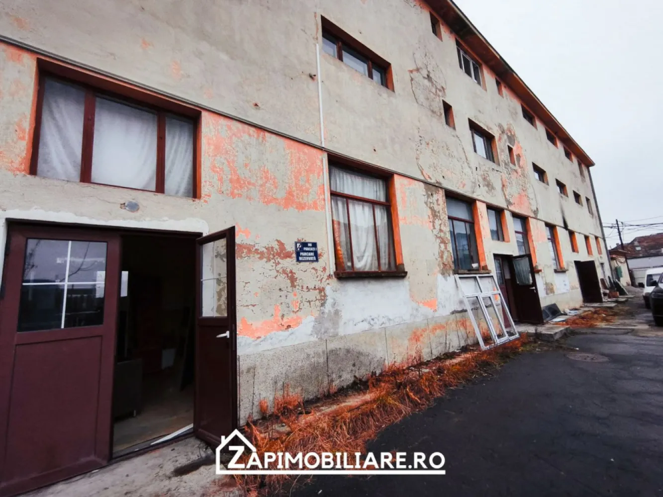 Cladire P+2 1000 mp utili 700 mp teren Semicentral - Mentionati ID-ul proprietatii cand apelati: CP2298697
Contact ⓪⑦②⑥ ②②③ ⑧⑧⑥ Sebastian
De vanzare cladire P + 2 situat in zona semicentrala a Targu Muresului cu o suprafata utila de 1000 mp utili si 1400 mp construiti dispusa pe un teren cu o suprafata de 700 mp 
Pretabil pentru birouri sau cu schimbare de destinatie pentru apartamentare
Exista 2 cai de acces la etaje cu scari interioare dispuse pe ambele laturi ale cladirii
- posibilitate extindere suprafata teren cu 200 mp 

Pretul de vanzare este de 460000 Euro negociabil- Comision Zero pentru cumparator.
Contact ⓪⑦②⑥ ②②③ ⑧⑧⑥ Sebastian