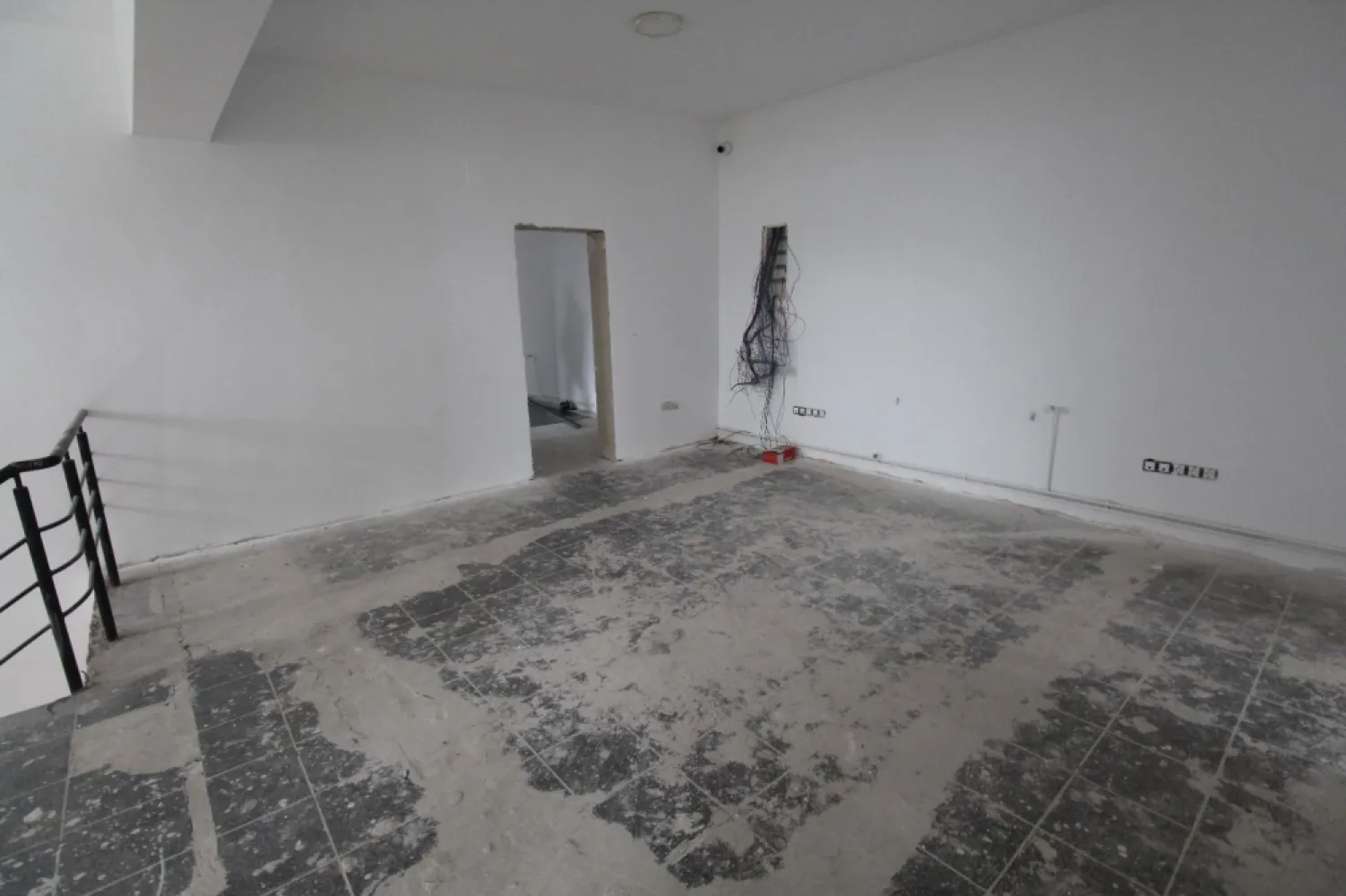 Spațiu comercial sau Birouri - Contact ⓪⑦②③ ②②③ ⑧⑧
De închiriat spatiu birouri avand o suprafata totala de 400 mp , :
- birouri . grupuri sanitare hol casa scarii , camera tehnica
- 1 terasa 
- situat intr-o zona cu un vad comercial se poate utiliza in diferite scopuri.

Detalii:
- locuri de parcare
- supraveghere video
- compartimentare dupa necesitate

Imobilul se închiriază la prețul de 8 euro mp + TVA

Comisionul perceput este de 0% 
Acest anunț nu corespunde cerințelor tale? Sună la numărul afișat în anunț și unul dintre agenții noștri te va ajuta cu alte oferte personalizate în funcție de cerințele tale.⑥ Cosmin Ruta