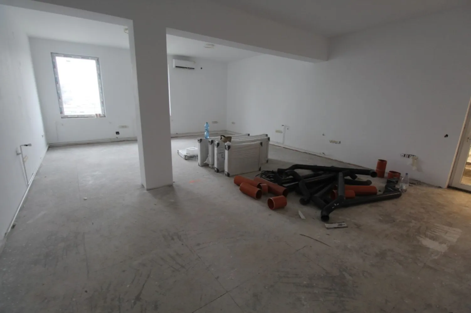 Spațiu comercial sau Birouri - Contact ⓪⑦②③ ②②③ ⑧⑧
De închiriat spatiu birouri avand o suprafata totala de 400 mp , :
- birouri . grupuri sanitare hol casa scarii , camera tehnica
- 1 terasa 
- situat intr-o zona cu un vad comercial se poate utiliza in diferite scopuri.

Detalii:
- locuri de parcare
- supraveghere video
- compartimentare dupa necesitate

Imobilul se închiriază la prețul de 8 euro mp + TVA

Comisionul perceput este de 0% 
Acest anunț nu corespunde cerințelor tale? Sună la numărul afișat în anunț și unul dintre agenții noștri te va ajuta cu alte oferte personalizate în funcție de cerințele tale.⑥ Cosmin Ruta