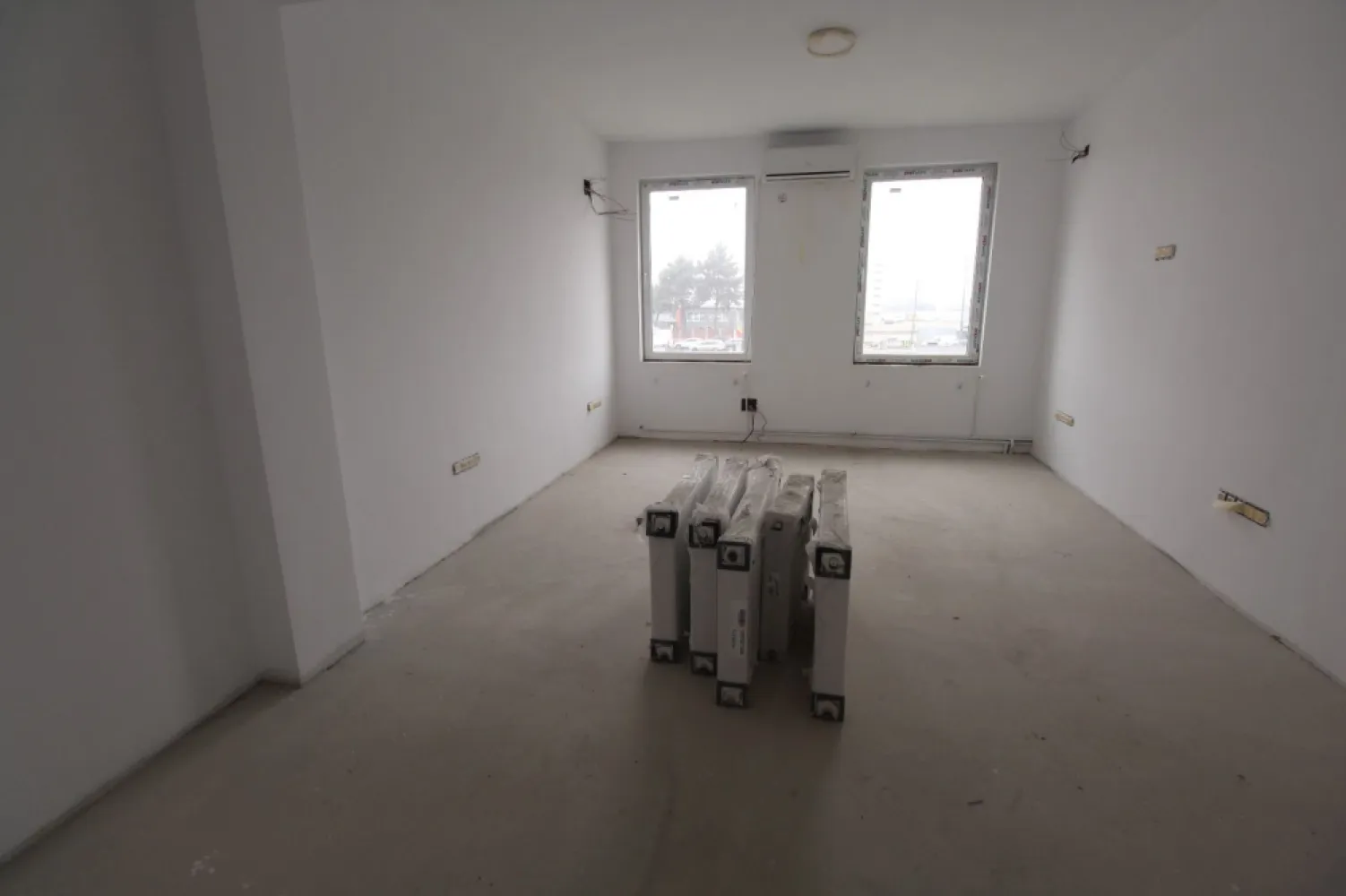 Spațiu comercial sau Birouri - Contact ⓪⑦②③ ②②③ ⑧⑧
De închiriat spatiu birouri avand o suprafata totala de 400 mp , :
- birouri . grupuri sanitare hol casa scarii , camera tehnica
- 1 terasa 
- situat intr-o zona cu un vad comercial se poate utiliza in diferite scopuri.

Detalii:
- locuri de parcare
- supraveghere video
- compartimentare dupa necesitate

Imobilul se închiriază la prețul de 8 euro mp + TVA

Comisionul perceput este de 0% 
Acest anunț nu corespunde cerințelor tale? Sună la numărul afișat în anunț și unul dintre agenții noștri te va ajuta cu alte oferte personalizate în funcție de cerințele tale.⑥ Cosmin Ruta