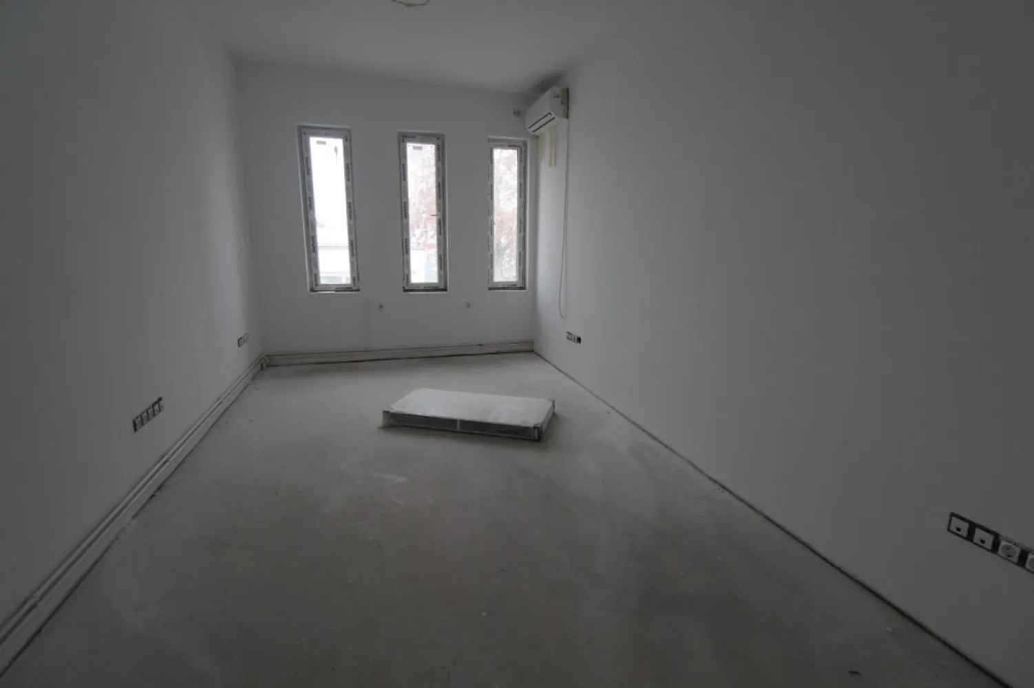 Spațiu comercial sau Birouri - Contact ⓪⑦②③ ②②③ ⑧⑧
De închiriat spatiu birouri avand o suprafata totala de 400 mp , :
- birouri . grupuri sanitare hol casa scarii , camera tehnica
- 1 terasa 
- situat intr-o zona cu un vad comercial se poate utiliza in diferite scopuri.

Detalii:
- locuri de parcare
- supraveghere video
- compartimentare dupa necesitate

Imobilul se închiriază la prețul de 8 euro mp + TVA

Comisionul perceput este de 0% 
Acest anunț nu corespunde cerințelor tale? Sună la numărul afișat în anunț și unul dintre agenții noștri te va ajuta cu alte oferte personalizate în funcție de cerințele tale.⑥ Cosmin Ruta