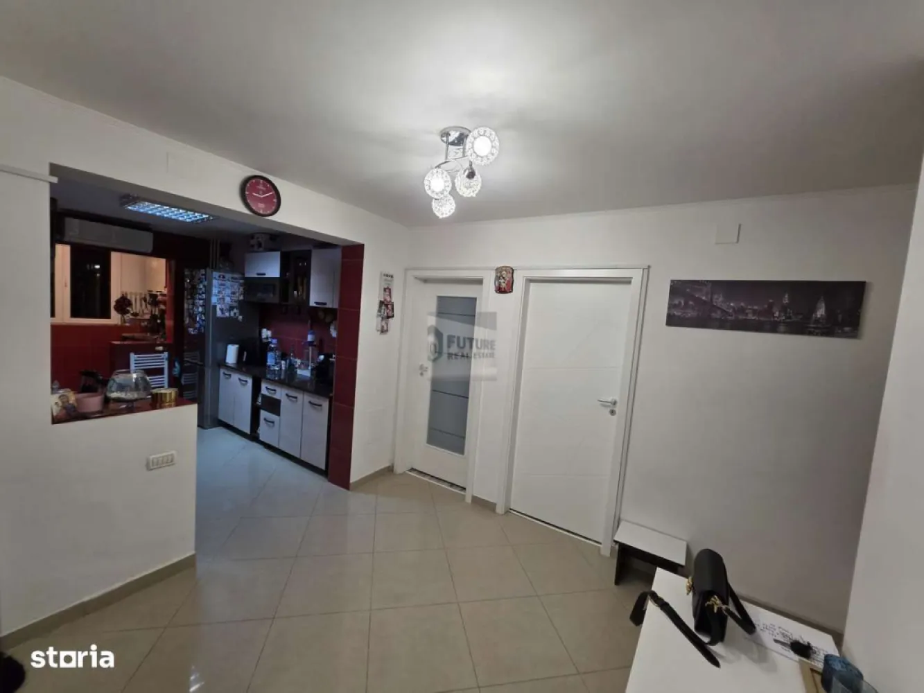 Apartament 4 camere | Etaj 2/8 | Zonă excelentă - Vă propunem spre vânzare un apartament cu 4 camere, generos și bine compartimentat, situat la etajul 2 din 8, într-un imobil îngrijit, dotat cu două lifturi și înscris în programul de reabilitare termică. Blocul a fost construit în anul 1982. Proprietatea are o suprafață utilă de 80 mp, la care se adaugă două balcoane închise, ce oferă un plus de confort și spațiu funcțional. Compartimentarea este eficientă și permite amenajarea unui spațiu de dressing, iar vederea dublă (laterală și pe spate) asigură lumină naturală pe tot parcursul zilei și un nivel ridicat de liniște. Avantaje principale: Boxă proprie la subsol Posibilitate de prelungire a locului de parcare prin Primărie Etaj intermediar, ideal din punct de vedere termic și al accesibilității Localizare & acces: Proprietatea beneficiază de o amplasare strategică, cu acces rapid către facilități esențiale: 5 minute până la: Spitalul Clinic de Urgență Bagdasar-Arseni Spitalul de Boli Cronice Sf. Luca Spitalul Clinic de Psihiatrie „Prof. Dr. Alexandru Obregia” grădiniță, școală și piață Acces pietonal facil – aproximativ 15 minute de mers pe jos până la stațiile de metrou Sun Plaza și Apărătorii Patriei Apartamentul este o alegere foarte bună atât pentru locuință de familie, cât și pentru investiție, datorită poziționării și compartimentării. Preț: 165.000 € Pentru mai multe informații sau programarea unei vizionări, vă stăm cu plăcere la dispoziție. }}