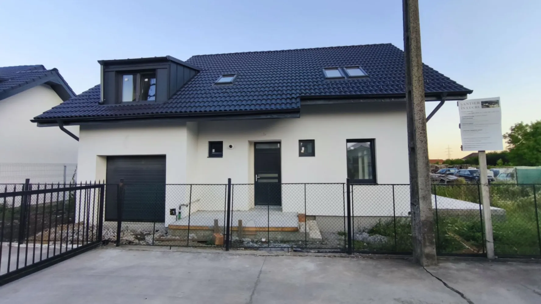 Casa Individuala 135 mp cu garaj - Unirii - Voinicenilor - Mentionati ID-ul proprietatii cand apelati: CP2255004
Comision ZERO pentru cumparator!
Contact ⓪⑦②⑥ ②②③ ⑧⑧⑥ Sebastian
De vanzare două case single, amplasate pe un drum privat într-o zonă superbă, unde te vei bucura de liniște, spațiu și lumina naturală! 
Fiecare locuință dispune de o parcelă de 350 mp și o suprafață utilă de 135 mp, gândită inteligent pentru confortul tău.

Detalii importante:

* Proiect 2024: Casele sunt în curs de construire și vor fi predate la stadiul semifinisat, pentru a-ți oferi libertatea de a le personaliza după gust.
* Toate utilitățile sunt asigurate: curent, gaz, apă și canalizare.

Predare semifinisată – gata pentru a fi transformate în „acasă”

* Exterior complet finisat: izolație termică din polistiren, tencuială decorativă, jgheaburi și burlane montate, ferestre termopan de calitate superioară și ușă de acces principal. Ușa de la garaj va fi montată și poate fi automatizată la cerere.
* Interior configurat pentru confort maxim:
* Rețelele de energie electrică sunt deja instalate, cu prize și întrerupătoare în toate încăperile.
* Încălzire în pardoseală, atât la parter, cât și la etaj, perfectă pentru confort în sezonul rece.
* Rețele sanitare poziționate pentru baie, garaj și bucătărie, cu spații pregătite pentru montarea obiectelor sanitare.
* Pereți tencuiți și gletuiți, pregătiți pentru vopsit, în așteptarea paletei de culori alese de tine.
* Spațiile pentru uși interioare sunt deja pregătite pentru instalare.

Terasă, curte și grădină – un cadru perfect pentru relaxare

* Terasa exterioară se poate personaliza la mărimea dorită și chiar repoziționa în funcție de cerințe
* Curtea e gândită pentru a fi ușor de întreținut, fiind parte a unui teren perfect drept, fără denivelări
* Accesul pietonal și cel pentru garaj vor fi pavate cu dale gri elegante.
* Porțile de acces pot fi personalizate după preferințele tale.
Costuri 

Total: 179000 euro: teren+ construcție la stadiul semifinisat, conform dosar de arhitectură și instalații aprobat.
Contact ⓪⑦②⑥ ②②③ ⑧⑧⑥ Sebastian