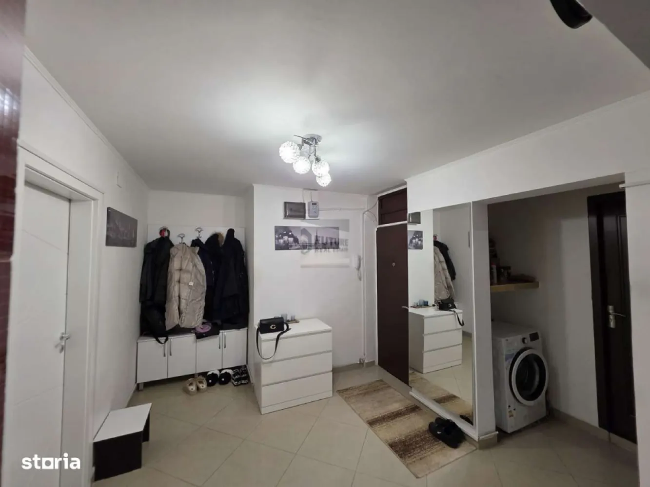 Apartament 4 camere | Etaj 2/8 | Zonă excelentă - Vă propunem spre vânzare un apartament cu 4 camere, generos și bine compartimentat, situat la etajul 2 din 8, într-un imobil îngrijit, dotat cu două lifturi și înscris în programul de reabilitare termică. Blocul a fost construit în anul 1982. Proprietatea are o suprafață utilă de 80 mp, la care se adaugă două balcoane închise, ce oferă un plus de confort și spațiu funcțional. Compartimentarea este eficientă și permite amenajarea unui spațiu de dressing, iar vederea dublă (laterală și pe spate) asigură lumină naturală pe tot parcursul zilei și un nivel ridicat de liniște. Avantaje principale: Boxă proprie la subsol Posibilitate de prelungire a locului de parcare prin Primărie Etaj intermediar, ideal din punct de vedere termic și al accesibilității Localizare & acces: Proprietatea beneficiază de o amplasare strategică, cu acces rapid către facilități esențiale: 5 minute până la: Spitalul Clinic de Urgență Bagdasar-Arseni Spitalul de Boli Cronice Sf. Luca Spitalul Clinic de Psihiatrie „Prof. Dr. Alexandru Obregia” grădiniță, școală și piață Acces pietonal facil – aproximativ 15 minute de mers pe jos până la stațiile de metrou Sun Plaza și Apărătorii Patriei Apartamentul este o alegere foarte bună atât pentru locuință de familie, cât și pentru investiție, datorită poziționării și compartimentării. Preț: 165.000 € Pentru mai multe informații sau programarea unei vizionări, vă stăm cu plăcere la dispoziție. }}