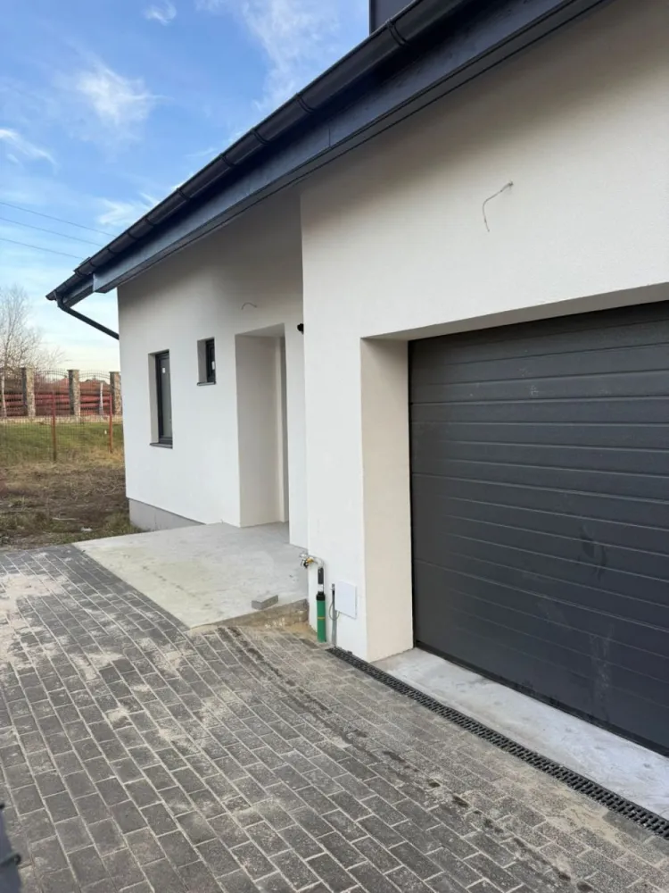 Casa Individuala 135 mp cu garaj - Unirii - Voinicenilor - Mentionati ID-ul proprietatii cand apelati: CP2255004
Comision ZERO pentru cumparator!
Contact ⓪⑦②⑥ ②②③ ⑧⑧⑥ Sebastian
De vanzare două case single, amplasate pe un drum privat într-o zonă superbă, unde te vei bucura de liniște, spațiu și lumina naturală! 
Fiecare locuință dispune de o parcelă de 350 mp și o suprafață utilă de 135 mp, gândită inteligent pentru confortul tău.

Detalii importante:

* Proiect 2024: Casele sunt în curs de construire și vor fi predate la stadiul semifinisat, pentru a-ți oferi libertatea de a le personaliza după gust.
* Toate utilitățile sunt asigurate: curent, gaz, apă și canalizare.

Predare semifinisată – gata pentru a fi transformate în „acasă”

* Exterior complet finisat: izolație termică din polistiren, tencuială decorativă, jgheaburi și burlane montate, ferestre termopan de calitate superioară și ușă de acces principal. Ușa de la garaj va fi montată și poate fi automatizată la cerere.
* Interior configurat pentru confort maxim:
* Rețelele de energie electrică sunt deja instalate, cu prize și întrerupătoare în toate încăperile.
* Încălzire în pardoseală, atât la parter, cât și la etaj, perfectă pentru confort în sezonul rece.
* Rețele sanitare poziționate pentru baie, garaj și bucătărie, cu spații pregătite pentru montarea obiectelor sanitare.
* Pereți tencuiți și gletuiți, pregătiți pentru vopsit, în așteptarea paletei de culori alese de tine.
* Spațiile pentru uși interioare sunt deja pregătite pentru instalare.

Terasă, curte și grădină – un cadru perfect pentru relaxare

* Terasa exterioară se poate personaliza la mărimea dorită și chiar repoziționa în funcție de cerințe
* Curtea e gândită pentru a fi ușor de întreținut, fiind parte a unui teren perfect drept, fără denivelări
* Accesul pietonal și cel pentru garaj vor fi pavate cu dale gri elegante.
* Porțile de acces pot fi personalizate după preferințele tale.
Costuri 

Total: 179000 euro: teren+ construcție la stadiul semifinisat, conform dosar de arhitectură și instalații aprobat.
Contact ⓪⑦②⑥ ②②③ ⑧⑧⑥ Sebastian