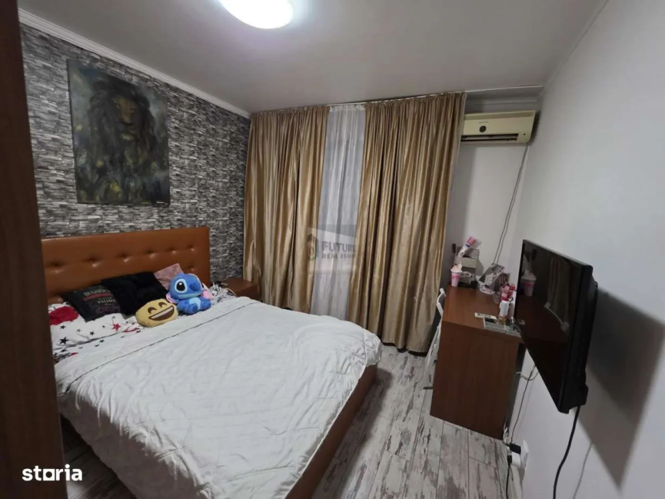 Apartament 4 camere | Etaj 2/8 | Zonă excelentă - Vă propunem spre vânzare un apartament cu 4 camere, generos și bine compartimentat, situat la etajul 2 din 8, într-un imobil îngrijit, dotat cu două lifturi și înscris în programul de reabilitare termică. Blocul a fost construit în anul 1982. Proprietatea are o suprafață utilă de 80 mp, la care se adaugă două balcoane închise, ce oferă un plus de confort și spațiu funcțional. Compartimentarea este eficientă și permite amenajarea unui spațiu de dressing, iar vederea dublă (laterală și pe spate) asigură lumină naturală pe tot parcursul zilei și un nivel ridicat de liniște. Avantaje principale: Boxă proprie la subsol Posibilitate de prelungire a locului de parcare prin Primărie Etaj intermediar, ideal din punct de vedere termic și al accesibilității Localizare & acces: Proprietatea beneficiază de o amplasare strategică, cu acces rapid către facilități esențiale: 5 minute până la: Spitalul Clinic de Urgență Bagdasar-Arseni Spitalul de Boli Cronice Sf. Luca Spitalul Clinic de Psihiatrie „Prof. Dr. Alexandru Obregia” grădiniță, școală și piață Acces pietonal facil – aproximativ 15 minute de mers pe jos până la stațiile de metrou Sun Plaza și Apărătorii Patriei Apartamentul este o alegere foarte bună atât pentru locuință de familie, cât și pentru investiție, datorită poziționării și compartimentării. Preț: 165.000 € Pentru mai multe informații sau programarea unei vizionări, vă stăm cu plăcere la dispoziție. }}