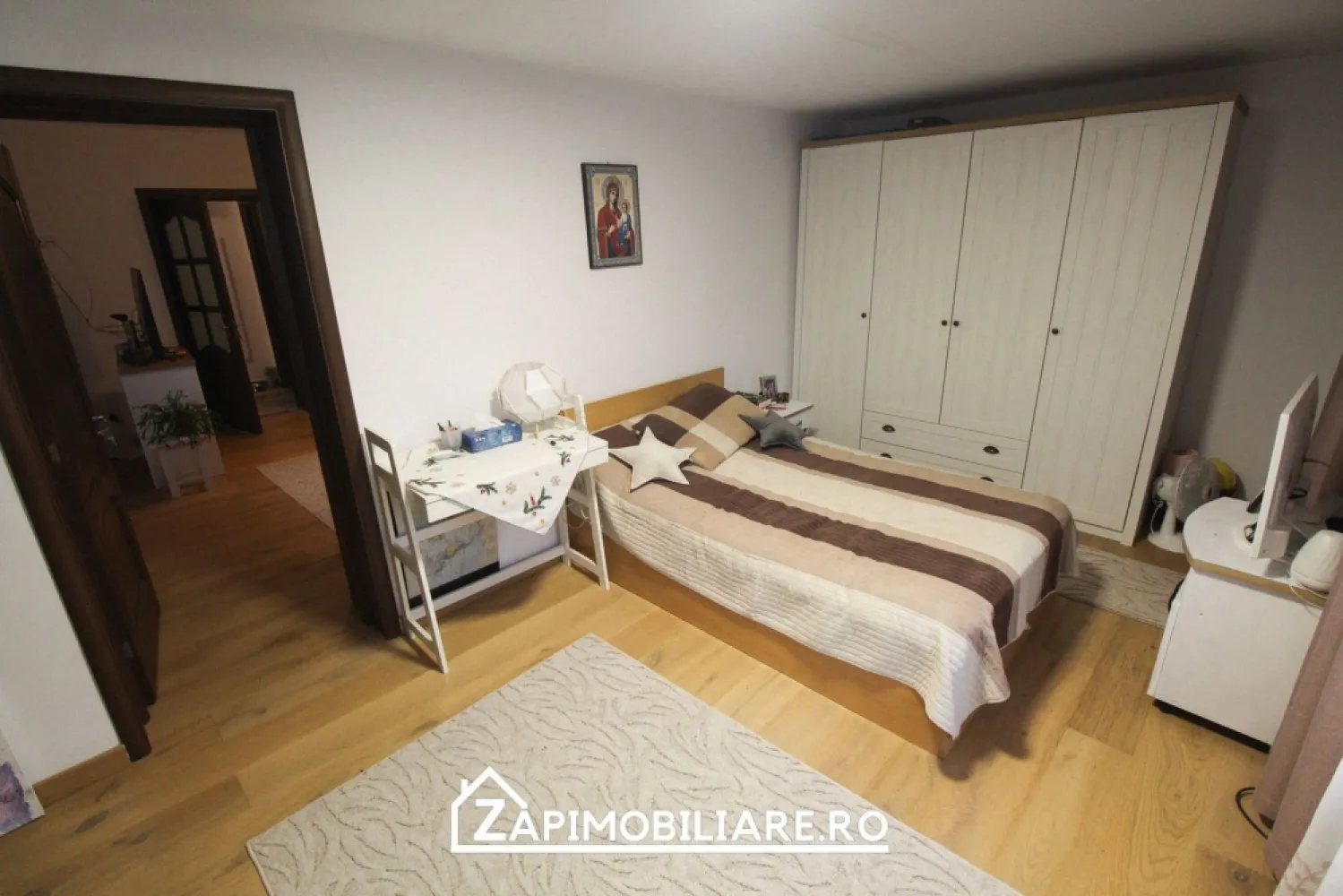 Zona Budai - Casa 1 nivel singur pe curte - 431 mp teren - Mentionati ID-ul proprietatii cand apelati: CP2257265
Contact ⓪⑦②⑥ ②②③ ⑧⑧⑥ Sebastian
De vânzare casă renovata 2015 , singur în curte suprafața utilă de 70 mp amplasată pe un teren cu suprafața de 431 mp, 
Compartimentare:
 1 living 1 dormitor, 1 bucătărie, 1 baie
Detalii:
- centrală termică, calorifere, geamuri termopan, ușă PVC
- casa 1 nivel pereții sunt din cărămidă, acoperișul de țiglă/ tablă, izolată cu polistiren de 10 cm.
- pivniță, pod mansardabil, 

Utilitați:
- curent, apă, gaz, canalizare

Casa se vinde partial mobilata la prețul de 249000 Euro negociabil. Comision ZERO!
Contact ⓪⑦②⑥ ②②③ ⑧⑧⑥ Sebastian Daca vă place această ofertă sau pentru alte informații sunați la numărul de contact din anunț!