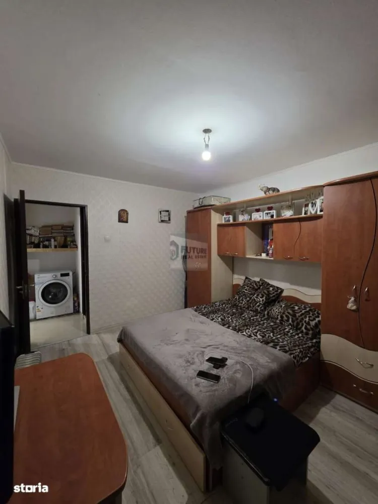 Apartament 4 camere | Etaj 2/8 | Zonă excelentă - Vă propunem spre vânzare un apartament cu 4 camere, generos și bine compartimentat, situat la etajul 2 din 8, într-un imobil îngrijit, dotat cu două lifturi și înscris în programul de reabilitare termică. Blocul a fost construit în anul 1982. Proprietatea are o suprafață utilă de 80 mp, la care se adaugă două balcoane închise, ce oferă un plus de confort și spațiu funcțional. Compartimentarea este eficientă și permite amenajarea unui spațiu de dressing, iar vederea dublă (laterală și pe spate) asigură lumină naturală pe tot parcursul zilei și un nivel ridicat de liniște. Avantaje principale: Boxă proprie la subsol Posibilitate de prelungire a locului de parcare prin Primărie Etaj intermediar, ideal din punct de vedere termic și al accesibilității Localizare & acces: Proprietatea beneficiază de o amplasare strategică, cu acces rapid către facilități esențiale: 5 minute până la: Spitalul Clinic de Urgență Bagdasar-Arseni Spitalul de Boli Cronice Sf. Luca Spitalul Clinic de Psihiatrie „Prof. Dr. Alexandru Obregia” grădiniță, școală și piață Acces pietonal facil – aproximativ 15 minute de mers pe jos până la stațiile de metrou Sun Plaza și Apărătorii Patriei Apartamentul este o alegere foarte bună atât pentru locuință de familie, cât și pentru investiție, datorită poziționării și compartimentării. Preț: 165.000 € Pentru mai multe informații sau programarea unei vizionări, vă stăm cu plăcere la dispoziție. }}