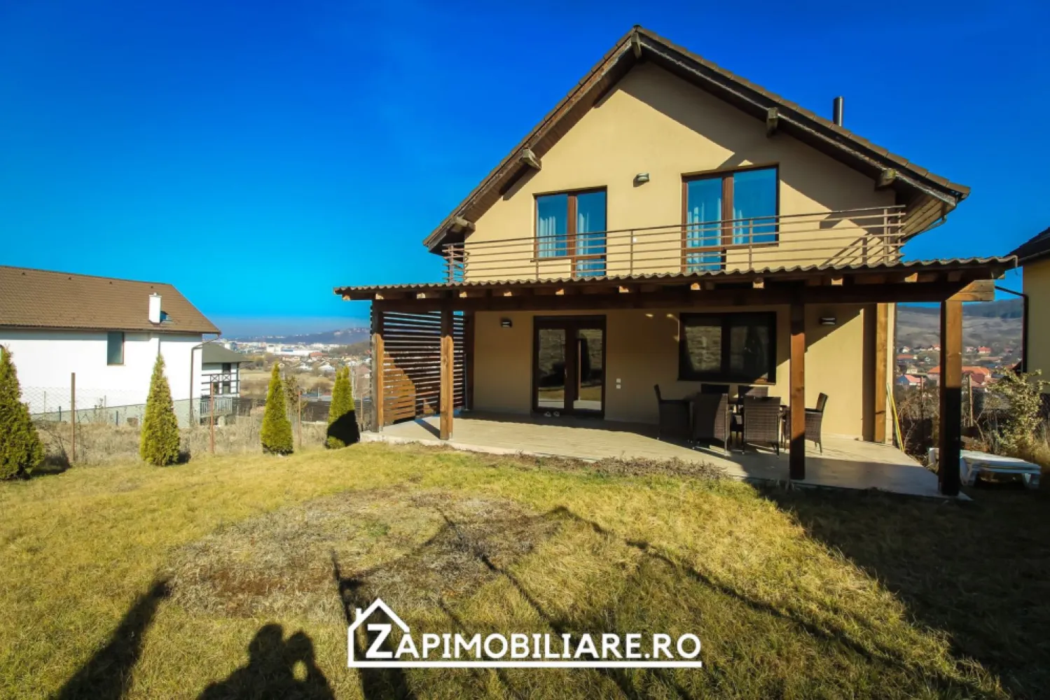 Corunca - Casa 5 camere 170 mp - mobilat utilat + garaj - Mentionati ID-ul proprietatii cand apelati: CP2378404
Contact ⓪⑦②⑥ ②②③ ⑧⑧⑥ Sebastian
De vânzare casă oferita in exclusivitate de Zap Imobiliare, singur în curte, 5 camere situată în Corunca , suprafața utilă de 170 mp amplasată pe un teren cu suprafața de 444 mp, 
Compartimentare:
- la parter: 1 living open space cu bucatarie , 1 birou / dormitor oaspeti , 1 baie, terasa in spatele casei acoperita ( vezi poze)
- la etaj: 3 dormitoare, 1 baie, 
- la demisol exista intrare in garaj, pivnita 15 mp + camera tehnica

Detalii:
- centrală pe lemne cu pufer 500 l , calorifere, geamuri termopan, ușă PVC ( gazul este in fata portii dar nu este bransat )
-incalzire in pardoseală 
- pereții sunt din cărămidă, acoperișul de țiglă izolată cu polistiren de 10 cm.
- anul construcției 2008 - rosu ulterior in 2019 finisata complet
- poarta auto cu automatizare din telecomanda, atât la intrarea în curte cât și în garaj.

Utilitați:
- curent, apă, gaz( la poarta, se poate bransa), canalizare 

Casa se vinde la cheie mobilată și utilată la prețul de 239000 Euro negociabil. Comision ZERO!
Contact ⓪⑦②⑥ ②②③ ⑧⑧⑥ Sebastian Daca vă place această ofertă sau pentru alte informații sunați la numărul de contact din anunț! 
Compania Zap Imobiliare vă pune la dispoziție toate actele și documentele necesare alături de asistență și consiliere permanentă până la finalizarea achiziției imobiliare. 
Ne dorim să îți oferim cea mai plăcută experiență, îndeplinim vise cu pereți!