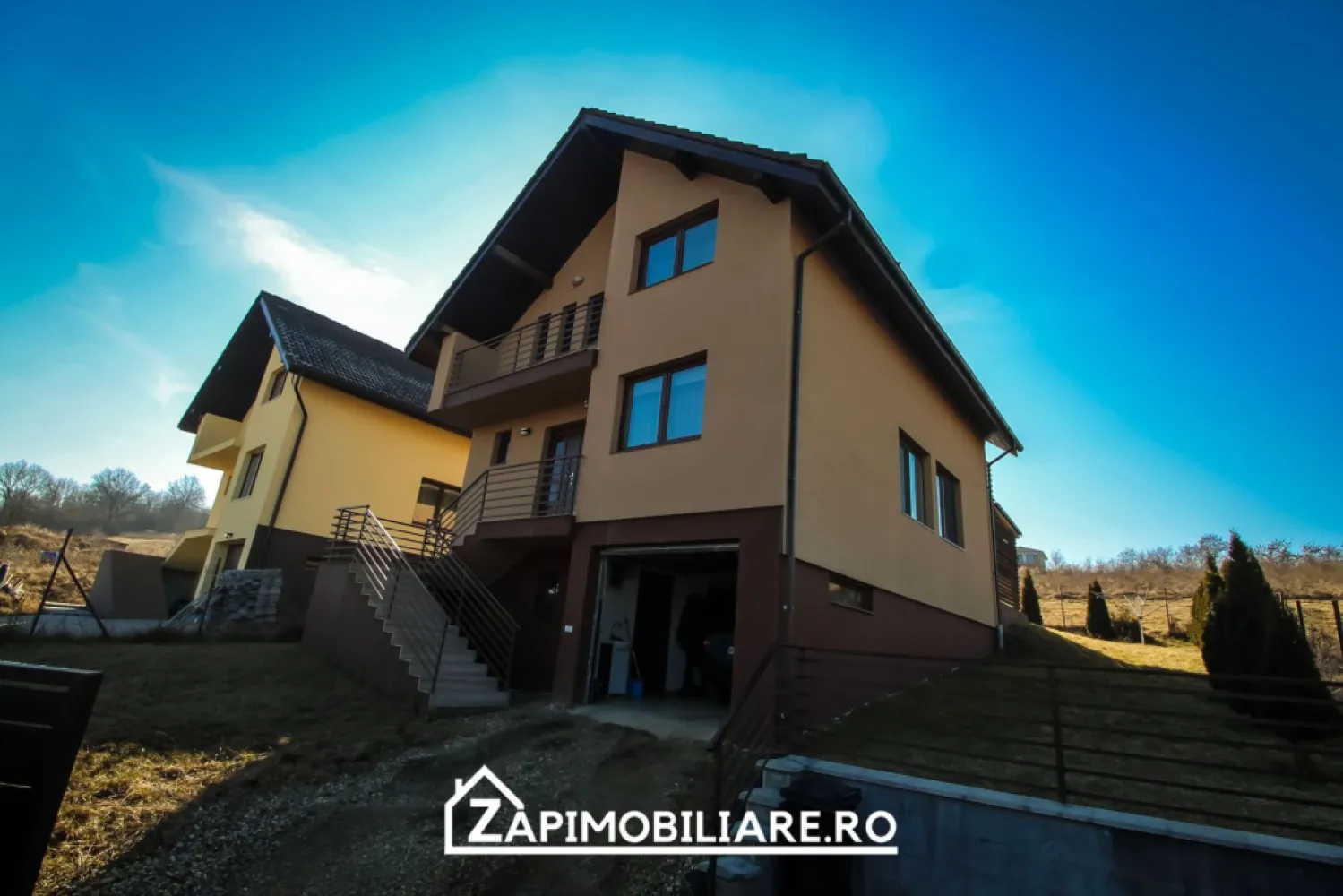 Corunca - Casa 5 camere 170 mp - mobilat utilat + garaj - Mentionati ID-ul proprietatii cand apelati: CP2378404
Contact ⓪⑦②⑥ ②②③ ⑧⑧⑥ Sebastian
De vânzare casă oferita in exclusivitate de Zap Imobiliare, singur în curte, 5 camere situată în Corunca , suprafața utilă de 170 mp amplasată pe un teren cu suprafața de 444 mp, 
Compartimentare:
- la parter: 1 living open space cu bucatarie , 1 birou / dormitor oaspeti , 1 baie, terasa in spatele casei acoperita ( vezi poze)
- la etaj: 3 dormitoare, 1 baie, 
- la demisol exista intrare in garaj, pivnita 15 mp + camera tehnica

Detalii:
- centrală pe lemne cu pufer 500 l , calorifere, geamuri termopan, ușă PVC ( gazul este in fata portii dar nu este bransat )
-incalzire in pardoseală 
- pereții sunt din cărămidă, acoperișul de țiglă izolată cu polistiren de 10 cm.
- anul construcției 2008 - rosu ulterior in 2019 finisata complet
- poarta auto cu automatizare din telecomanda, atât la intrarea în curte cât și în garaj.

Utilitați:
- curent, apă, gaz( la poarta, se poate bransa), canalizare 

Casa se vinde la cheie mobilată și utilată la prețul de 239000 Euro negociabil. Comision ZERO!
Contact ⓪⑦②⑥ ②②③ ⑧⑧⑥ Sebastian Daca vă place această ofertă sau pentru alte informații sunați la numărul de contact din anunț! 
Compania Zap Imobiliare vă pune la dispoziție toate actele și documentele necesare alături de asistență și consiliere permanentă până la finalizarea achiziției imobiliare. 
Ne dorim să îți oferim cea mai plăcută experiență, îndeplinim vise cu pereți!