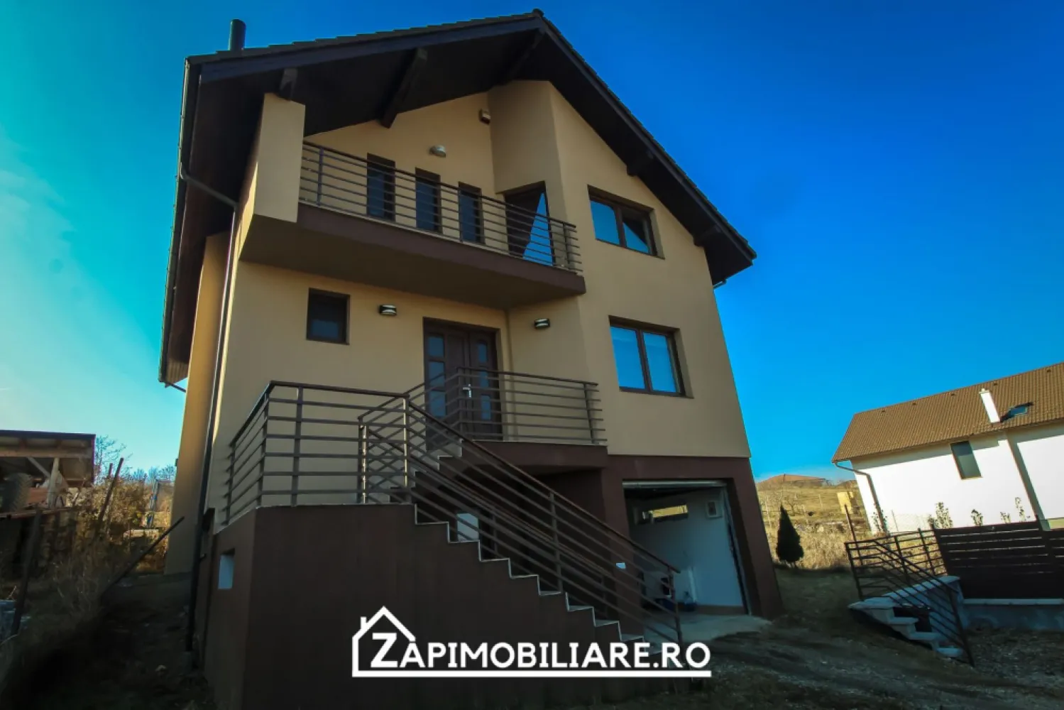 Corunca - Casa 5 camere 170 mp - mobilat utilat + garaj - Mentionati ID-ul proprietatii cand apelati: CP2378404
Contact ⓪⑦②⑥ ②②③ ⑧⑧⑥ Sebastian
De vânzare casă oferita in exclusivitate de Zap Imobiliare, singur în curte, 5 camere situată în Corunca , suprafața utilă de 170 mp amplasată pe un teren cu suprafața de 444 mp, 
Compartimentare:
- la parter: 1 living open space cu bucatarie , 1 birou / dormitor oaspeti , 1 baie, terasa in spatele casei acoperita ( vezi poze)
- la etaj: 3 dormitoare, 1 baie, 
- la demisol exista intrare in garaj, pivnita 15 mp + camera tehnica

Detalii:
- centrală pe lemne cu pufer 500 l , calorifere, geamuri termopan, ușă PVC ( gazul este in fata portii dar nu este bransat )
-incalzire in pardoseală 
- pereții sunt din cărămidă, acoperișul de țiglă izolată cu polistiren de 10 cm.
- anul construcției 2008 - rosu ulterior in 2019 finisata complet
- poarta auto cu automatizare din telecomanda, atât la intrarea în curte cât și în garaj.

Utilitați:
- curent, apă, gaz( la poarta, se poate bransa), canalizare 

Casa se vinde la cheie mobilată și utilată la prețul de 239000 Euro negociabil. Comision ZERO!
Contact ⓪⑦②⑥ ②②③ ⑧⑧⑥ Sebastian Daca vă place această ofertă sau pentru alte informații sunați la numărul de contact din anunț! 
Compania Zap Imobiliare vă pune la dispoziție toate actele și documentele necesare alături de asistență și consiliere permanentă până la finalizarea achiziției imobiliare. 
Ne dorim să îți oferim cea mai plăcută experiență, îndeplinim vise cu pereți!