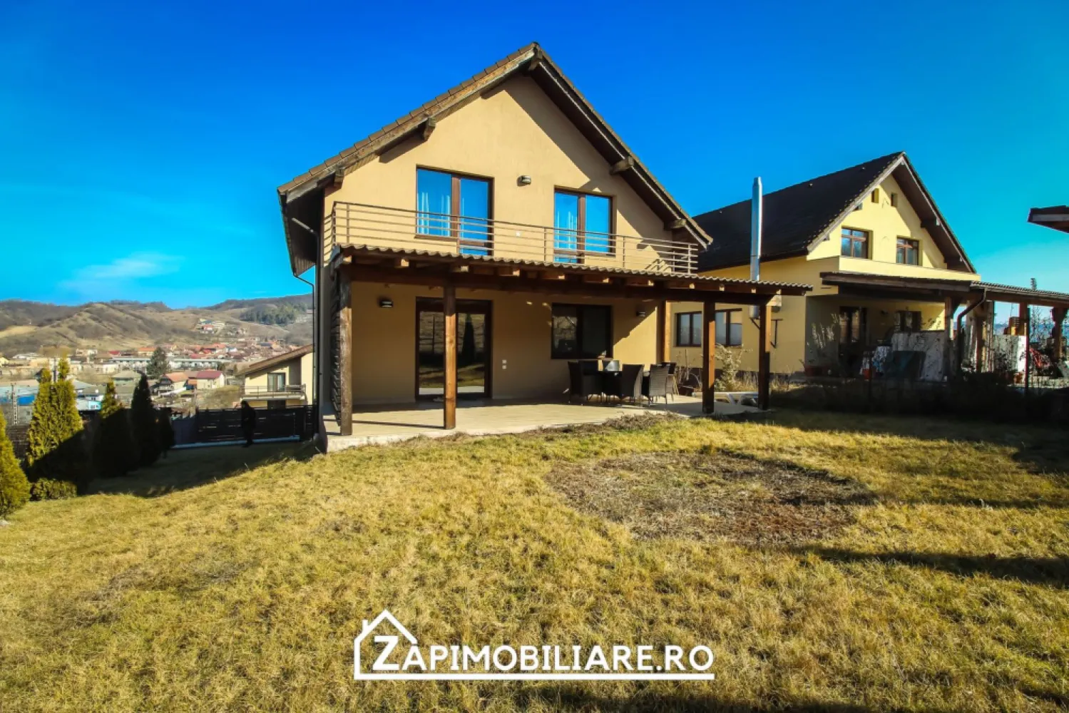 Corunca - Casa 5 camere 170 mp - mobilat utilat + garaj - Mentionati ID-ul proprietatii cand apelati: CP2378404
Contact ⓪⑦②⑥ ②②③ ⑧⑧⑥ Sebastian
De vânzare casă oferita in exclusivitate de Zap Imobiliare, singur în curte, 5 camere situată în Corunca , suprafața utilă de 170 mp amplasată pe un teren cu suprafața de 444 mp, 
Compartimentare:
- la parter: 1 living open space cu bucatarie , 1 birou / dormitor oaspeti , 1 baie, terasa in spatele casei acoperita ( vezi poze)
- la etaj: 3 dormitoare, 1 baie, 
- la demisol exista intrare in garaj, pivnita 15 mp + camera tehnica

Detalii:
- centrală pe lemne cu pufer 500 l , calorifere, geamuri termopan, ușă PVC ( gazul este in fata portii dar nu este bransat )
-incalzire in pardoseală 
- pereții sunt din cărămidă, acoperișul de țiglă izolată cu polistiren de 10 cm.
- anul construcției 2008 - rosu ulterior in 2019 finisata complet
- poarta auto cu automatizare din telecomanda, atât la intrarea în curte cât și în garaj.

Utilitați:
- curent, apă, gaz( la poarta, se poate bransa), canalizare 

Casa se vinde la cheie mobilată și utilată la prețul de 239000 Euro negociabil. Comision ZERO!
Contact ⓪⑦②⑥ ②②③ ⑧⑧⑥ Sebastian Daca vă place această ofertă sau pentru alte informații sunați la numărul de contact din anunț! 
Compania Zap Imobiliare vă pune la dispoziție toate actele și documentele necesare alături de asistență și consiliere permanentă până la finalizarea achiziției imobiliare. 
Ne dorim să îți oferim cea mai plăcută experiență, îndeplinim vise cu pereți!