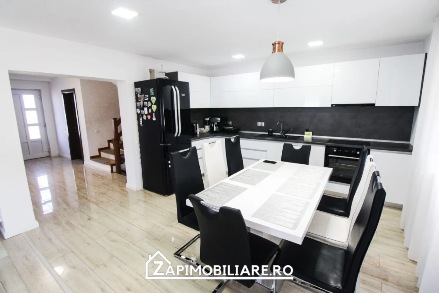 Corunca - Casa 5 camere 170 mp - mobilat utilat + garaj - Mentionati ID-ul proprietatii cand apelati: CP2378404
Contact ⓪⑦②⑥ ②②③ ⑧⑧⑥ Sebastian
De vânzare casă oferita in exclusivitate de Zap Imobiliare, singur în curte, 5 camere situată în Corunca , suprafața utilă de 170 mp amplasată pe un teren cu suprafața de 444 mp, 
Compartimentare:
- la parter: 1 living open space cu bucatarie , 1 birou / dormitor oaspeti , 1 baie, terasa in spatele casei acoperita ( vezi poze)
- la etaj: 3 dormitoare, 1 baie, 
- la demisol exista intrare in garaj, pivnita 15 mp + camera tehnica

Detalii:
- centrală pe lemne cu pufer 500 l , calorifere, geamuri termopan, ușă PVC ( gazul este in fata portii dar nu este bransat )
-incalzire in pardoseală 
- pereții sunt din cărămidă, acoperișul de țiglă izolată cu polistiren de 10 cm.
- anul construcției 2008 - rosu ulterior in 2019 finisata complet
- poarta auto cu automatizare din telecomanda, atât la intrarea în curte cât și în garaj.

Utilitați:
- curent, apă, gaz( la poarta, se poate bransa), canalizare 

Casa se vinde la cheie mobilată și utilată la prețul de 239000 Euro negociabil. Comision ZERO!
Contact ⓪⑦②⑥ ②②③ ⑧⑧⑥ Sebastian Daca vă place această ofertă sau pentru alte informații sunați la numărul de contact din anunț! 
Compania Zap Imobiliare vă pune la dispoziție toate actele și documentele necesare alături de asistență și consiliere permanentă până la finalizarea achiziției imobiliare. 
Ne dorim să îți oferim cea mai plăcută experiență, îndeplinim vise cu pereți!