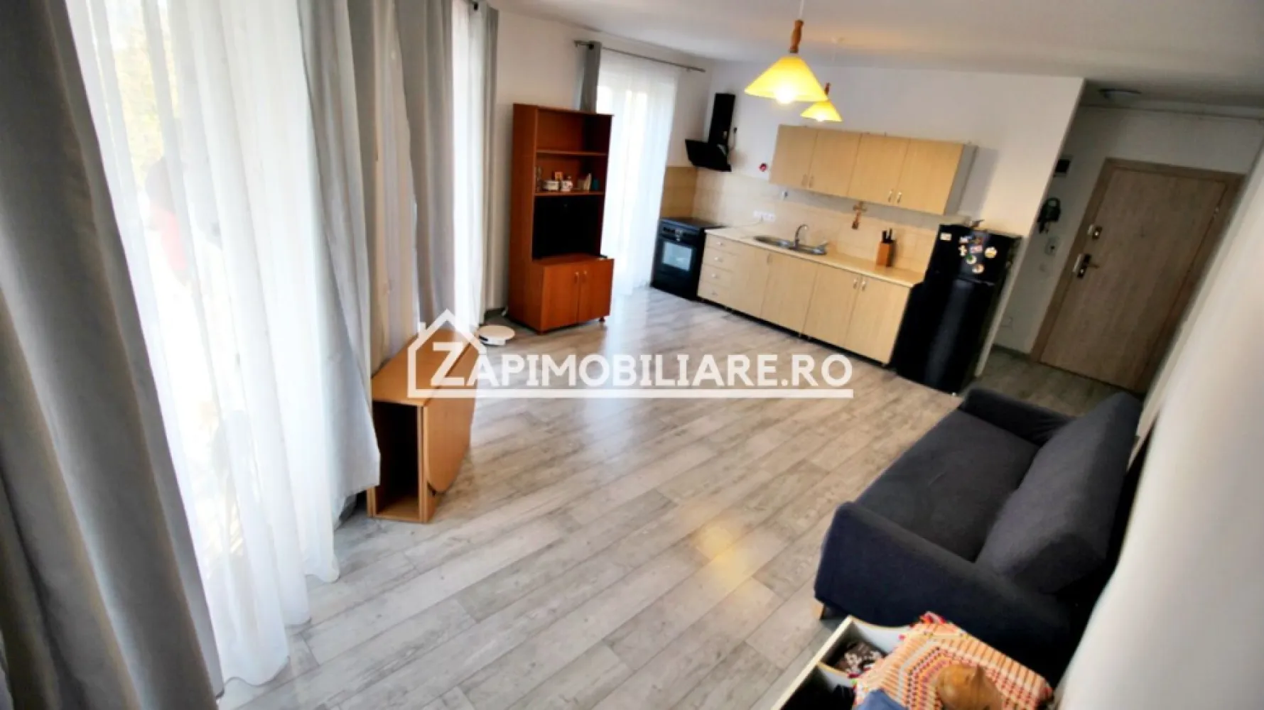 Apartament 3 camere,2 băi,bloc NOU,68mp, - Contact 0774048706 Bogdan
De vanzare apartament 3 camere in bloc nou izolat cu vată bazaltică de 15 cm ,decomandat confort 1, situat la et 2 din 3 în cartierul Unirii aproape de magazinul Palas, suprafață utilă de 68 mp + balcon de 5 mp oferit de Zap Imobiliare.
Detalii:
- 1 living, 2 dormitoare, 1 bucătărie, 2 băi, 1 balcon deschis, 1 hol,1 cameră tehnică, 
- centrală termică, incălzire in pardoseală, geamuri tripan, bloc izolat cu vată bazaltică de 15 cm 
- masina de spalat rufe, frigider, aragaz
Proprietatea se află într-o zonă cu un confort deosebit, datorită amplasării în imediata apropiere a tot ceea ce înseamnă viață modernă, și anume: mijloace de transport în comun, magazine, unități de învățământ de toate gradele, piață, parc, bănci, farmacii, s.a.
Locuința se vinde partial mobilată și utilată la prețul de 127000 Euro negociabil. Comision Zero!
Contact 0774048706 Bogdan
Acest anunț nu corespunde cerințelor tale? Sună la numărul afișat în anunț și unul dintre agenții noștri te va ajuta cu alte oferte personalizate în funcție de cerințele tale.