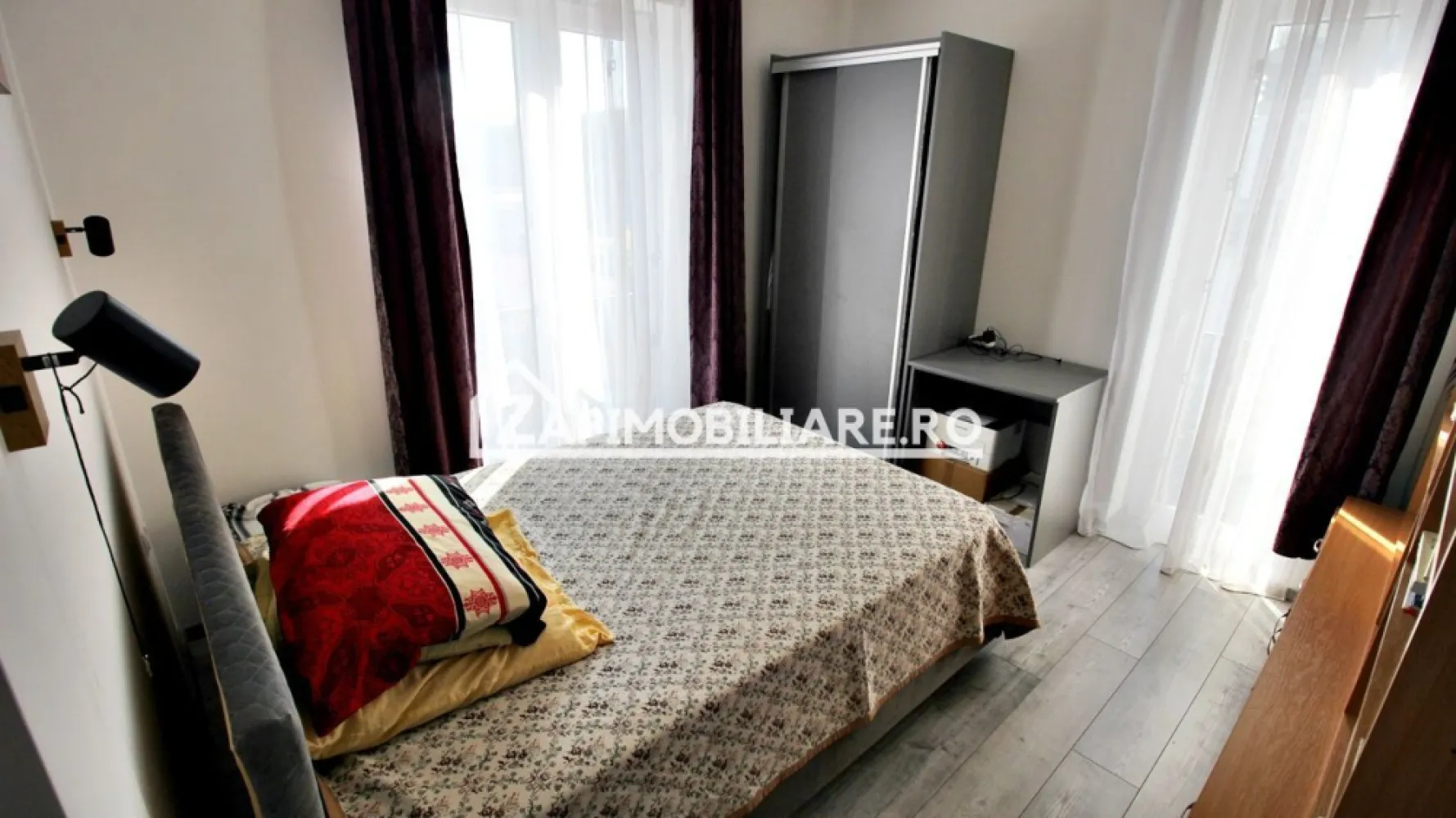Apartament 3 camere,2 băi,bloc NOU,68mp, - Contact 0774048706 Bogdan
De vanzare apartament 3 camere in bloc nou izolat cu vată bazaltică de 15 cm ,decomandat confort 1, situat la et 2 din 3 în cartierul Unirii aproape de magazinul Palas, suprafață utilă de 68 mp + balcon de 5 mp oferit de Zap Imobiliare.
Detalii:
- 1 living, 2 dormitoare, 1 bucătărie, 2 băi, 1 balcon deschis, 1 hol,1 cameră tehnică, 
- centrală termică, incălzire in pardoseală, geamuri tripan, bloc izolat cu vată bazaltică de 15 cm 
- masina de spalat rufe, frigider, aragaz
Proprietatea se află într-o zonă cu un confort deosebit, datorită amplasării în imediata apropiere a tot ceea ce înseamnă viață modernă, și anume: mijloace de transport în comun, magazine, unități de învățământ de toate gradele, piață, parc, bănci, farmacii, s.a.
Locuința se vinde partial mobilată și utilată la prețul de 127000 Euro negociabil. Comision Zero!
Contact 0774048706 Bogdan
Acest anunț nu corespunde cerințelor tale? Sună la numărul afișat în anunț și unul dintre agenții noștri te va ajuta cu alte oferte personalizate în funcție de cerințele tale.