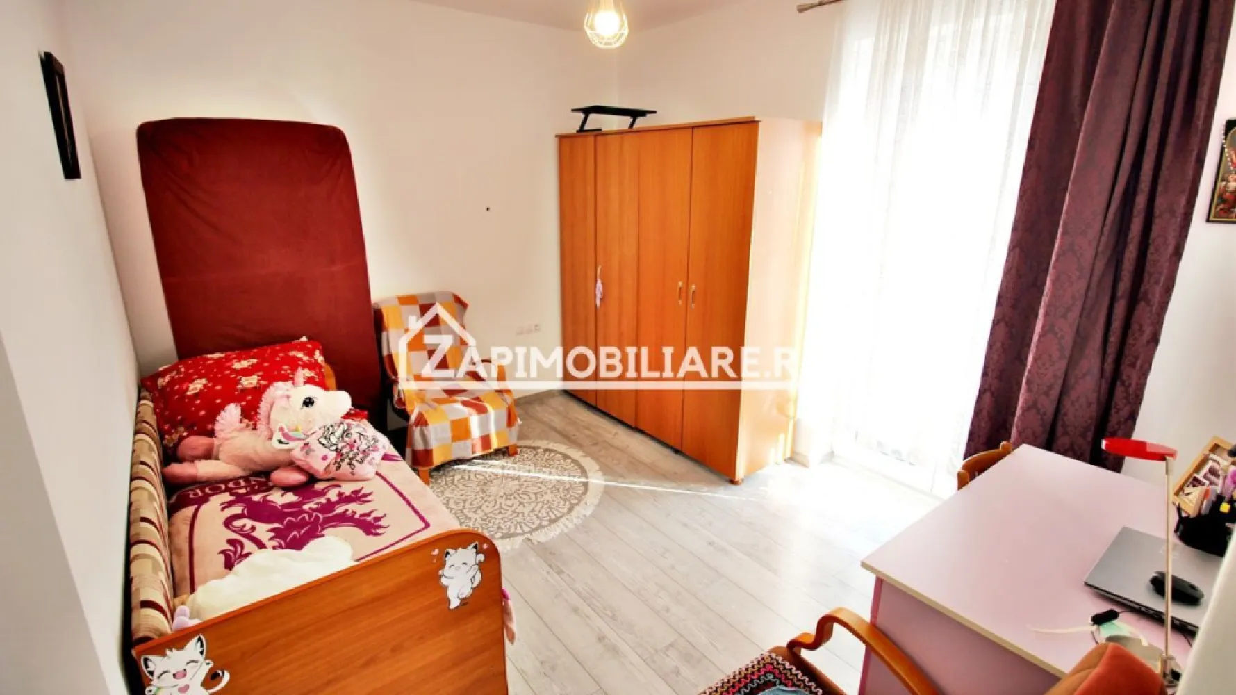 Apartament 3 camere,2 băi,bloc NOU,68mp, - Contact 0774048706 Bogdan
De vanzare apartament 3 camere in bloc nou izolat cu vată bazaltică de 15 cm ,decomandat confort 1, situat la et 2 din 3 în cartierul Unirii aproape de magazinul Palas, suprafață utilă de 68 mp + balcon de 5 mp oferit de Zap Imobiliare.
Detalii:
- 1 living, 2 dormitoare, 1 bucătărie, 2 băi, 1 balcon deschis, 1 hol,1 cameră tehnică, 
- centrală termică, incălzire in pardoseală, geamuri tripan, bloc izolat cu vată bazaltică de 15 cm 
- masina de spalat rufe, frigider, aragaz
Proprietatea se află într-o zonă cu un confort deosebit, datorită amplasării în imediata apropiere a tot ceea ce înseamnă viață modernă, și anume: mijloace de transport în comun, magazine, unități de învățământ de toate gradele, piață, parc, bănci, farmacii, s.a.
Locuința se vinde partial mobilată și utilată la prețul de 127000 Euro negociabil. Comision Zero!
Contact 0774048706 Bogdan
Acest anunț nu corespunde cerințelor tale? Sună la numărul afișat în anunț și unul dintre agenții noștri te va ajuta cu alte oferte personalizate în funcție de cerințele tale.