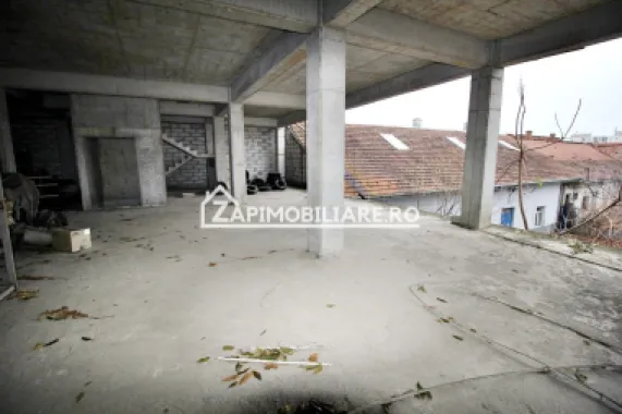 Spatiu comercial 2.800 mp.Piata Republicii,555 euro mp