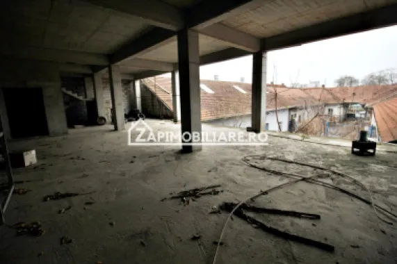 Spatiu comercial 2.800 mp.Piata Republicii,555 euro mp
