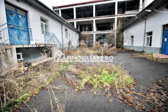 Spatiu comercial 2.800 mp.Piata Republicii,555 euro mp