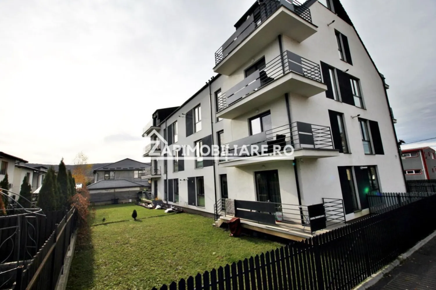 Apartament 2 camere la cheie,53mp+balcon tva de21% inclus - Contact 0774048706 Bogdan
De vânzare apartament la cheie 2 camere decomandat confort 1, situat în Livezeni aproape de viitorul Spital UMFST , suprafață utilă de 53 mp,+ balcon situat la etajul 3 din 3 oferit de Zap Imobiliare 
Detalii: 
- 1 living, 1 dormitor, 1 bucătărie, 1 baie, 1 balcon, 1 hol
- centrală termică, incălzire in pardoseală, geamuri tripan, ușă metalică.
- apartamentul cu suprafața de 53 mp utili + balcon 5 mp se vinde la cheie la prețul 89.500 euro tva de 21% inclus în preț.
Disponibil apartament cu 2 camere et 2 la prețul de 97.500 euro
- Locuri de parcare alocate pentru fiecare apartament la prețul de 5000 euro + 19% TVA
Proprietatea se află într-o zonă cu un confort deosebit, datorită amplasării în imediata apropiere a tot ceea ce înseamnă viață modernă, și anume: mijloace de transport în comun, magazine, unități de învățământ de toate gradele, piață, parc, bănci, farmacii, s.a.
Locuința se vinde la cheie la prețul de 89.500 Euro negociabil. Tva de 21% inclus în preț Comisionul este ZERO!
Contact 0774048706 Bogdan
Dacă vă place această ofertă - sau pentru alte informații sunați la numărul de contact din anunț! 
Compania Zap Imobiliare vă pune la dispoziție toate informațiile, actele și documentele necesare alături de asistență și consiliere permanentă până la finalizarea achiziției imobiliare. Ne dorim să îți oferim cea mai plăcută experiență, îndeplinim vise cu pereți!