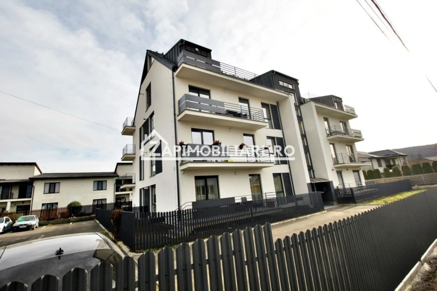 Apartament 2 camere la cheie,53mp+balcon tva de21% inclus - Contact 0774048706 Bogdan
De vânzare apartament la cheie 2 camere decomandat confort 1, situat în Livezeni aproape de viitorul Spital UMFST , suprafață utilă de 53 mp,+ balcon situat la etajul 3 din 3 oferit de Zap Imobiliare 
Detalii: 
- 1 living, 1 dormitor, 1 bucătărie, 1 baie, 1 balcon, 1 hol
- centrală termică, incălzire in pardoseală, geamuri tripan, ușă metalică.
- apartamentul cu suprafața de 53 mp utili + balcon 5 mp se vinde la cheie la prețul 89.500 euro tva de 21% inclus în preț.
Disponibil apartament cu 2 camere et 2 la prețul de 97.500 euro
- Locuri de parcare alocate pentru fiecare apartament la prețul de 5000 euro + 19% TVA
Proprietatea se află într-o zonă cu un confort deosebit, datorită amplasării în imediata apropiere a tot ceea ce înseamnă viață modernă, și anume: mijloace de transport în comun, magazine, unități de învățământ de toate gradele, piață, parc, bănci, farmacii, s.a.
Locuința se vinde la cheie la prețul de 89.500 Euro negociabil. Tva de 21% inclus în preț Comisionul este ZERO!
Contact 0774048706 Bogdan
Dacă vă place această ofertă - sau pentru alte informații sunați la numărul de contact din anunț! 
Compania Zap Imobiliare vă pune la dispoziție toate informațiile, actele și documentele necesare alături de asistență și consiliere permanentă până la finalizarea achiziției imobiliare. Ne dorim să îți oferim cea mai plăcută experiență, îndeplinim vise cu pereți!