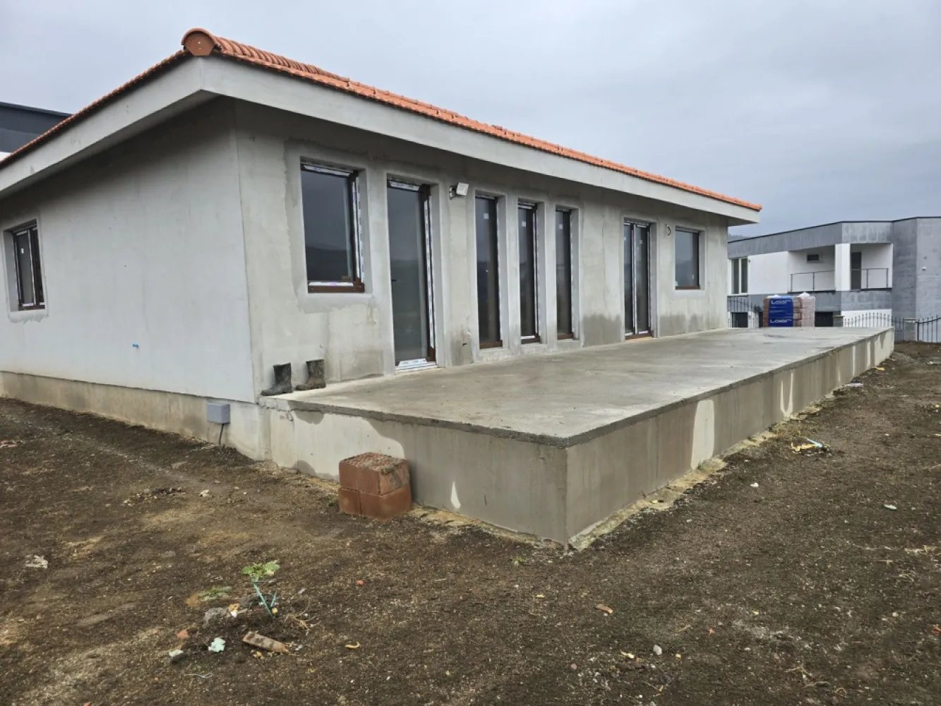 Casa 4 camere,2 băi,127 mp, 618mp teren, 0% comision - Contact 0774048706 Bogdan
De vânzare casă pe 1 nivel, singur în curte 4 camere situată în Livezeni suprafața utilă de 127 mp. suprafata construită 164 mp. amplasată pe un teren cu suprafața de 618 mp, 
Compartimentare:
 1 living, 1 bucătărie, 2 băi, 3 dormitoare, 1 cameră tehnică, 1 dressing,1 terasă, 1 hol

Detalii:
- centrală termică, calorifere, geamuri tripan
- fundația casei are o adâncime de 1 m, pereții sunt din cărămidă, acoperișul de țiglă, izolată cu polistiren de 10 cm.
- pod izolat cu vată bazaltică si folie de aluminiu
- anul construcției 2024

Utilitați:
- curent, apă, gaz, canalizare

Casa se vinde semifinisată la prețul de 175.000 Euro negociabil. Comision ZERO!
Contact 0774048706 Bogdan
Daca vă place această ofertă sau pentru alte informații sunați la numărul de contact din anunț! 
Compania Zap Imobiliare vă pune la dispoziție toate actele și documentele necesare alături de asistență și consiliere permanentă până la finalizarea achiziției imobiliare. 
Ne dorim să îți oferim cea mai plăcută experiență, îndeplinim vise cu pereți!