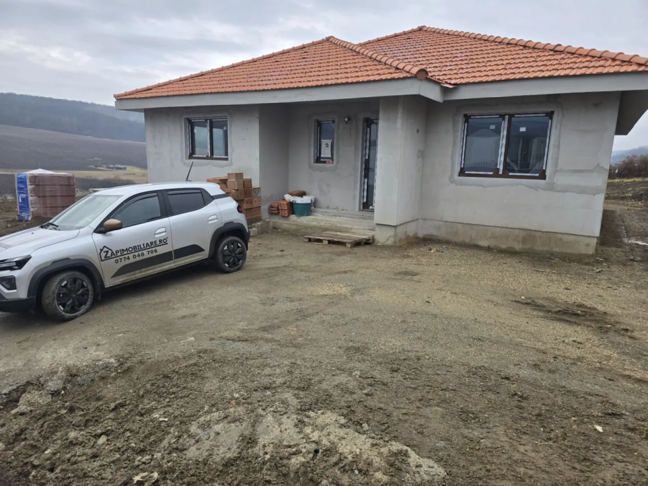 Casa 4 camere,2 băi,127 mp, 618mp teren, 0% comision - Contact 0774048706 Bogdan
De vânzare casă pe 1 nivel, singur în curte 4 camere situată în Livezeni suprafața utilă de 127 mp. suprafata construită 164 mp. amplasată pe un teren cu suprafața de 618 mp, 
Compartimentare:
 1 living, 1 bucătărie, 2 băi, 3 dormitoare, 1 cameră tehnică, 1 dressing,1 terasă, 1 hol

Detalii:
- centrală termică, calorifere, geamuri tripan
- fundația casei are o adâncime de 1 m, pereții sunt din cărămidă, acoperișul de țiglă, izolată cu polistiren de 10 cm.
- pod izolat cu vată bazaltică si folie de aluminiu
- anul construcției 2024

Utilitați:
- curent, apă, gaz, canalizare

Casa se vinde semifinisată la prețul de 175.000 Euro negociabil. Comision ZERO!
Contact 0774048706 Bogdan
Daca vă place această ofertă sau pentru alte informații sunați la numărul de contact din anunț! 
Compania Zap Imobiliare vă pune la dispoziție toate actele și documentele necesare alături de asistență și consiliere permanentă până la finalizarea achiziției imobiliare. 
Ne dorim să îți oferim cea mai plăcută experiență, îndeplinim vise cu pereți!