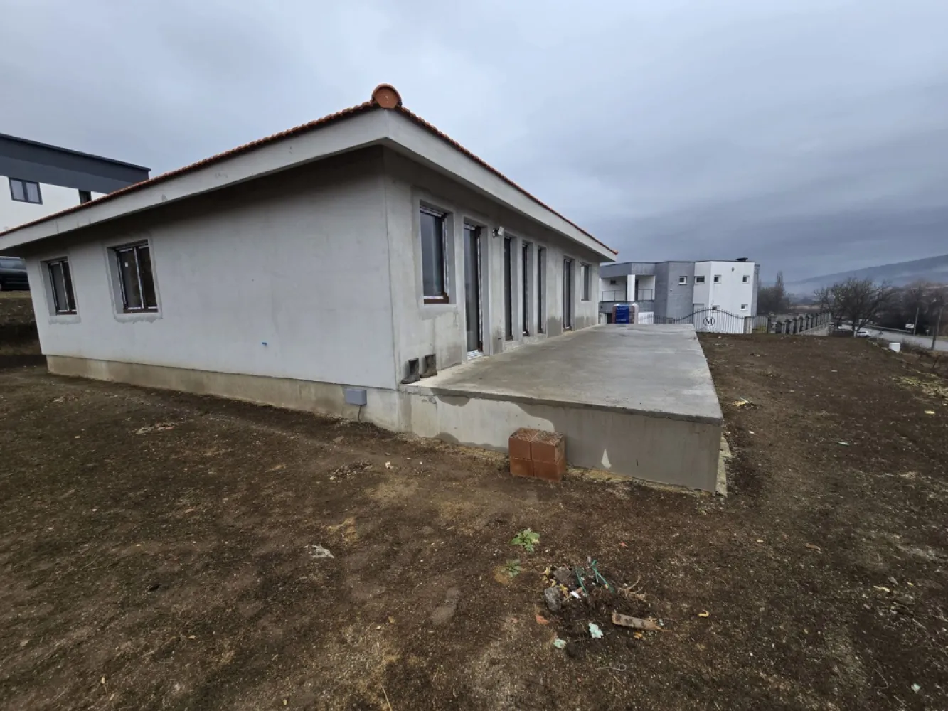 Casa 4 camere,2 băi,127 mp, 618mp teren, 0% comision - Contact 0774048706 Bogdan
De vânzare casă pe 1 nivel, singur în curte 4 camere situată în Livezeni suprafața utilă de 127 mp. suprafata construită 164 mp. amplasată pe un teren cu suprafața de 618 mp, 
Compartimentare:
 1 living, 1 bucătărie, 2 băi, 3 dormitoare, 1 cameră tehnică, 1 dressing,1 terasă, 1 hol

Detalii:
- centrală termică, calorifere, geamuri tripan
- fundația casei are o adâncime de 1 m, pereții sunt din cărămidă, acoperișul de țiglă, izolată cu polistiren de 10 cm.
- pod izolat cu vată bazaltică si folie de aluminiu
- anul construcției 2024

Utilitați:
- curent, apă, gaz, canalizare

Casa se vinde semifinisată la prețul de 175.000 Euro negociabil. Comision ZERO!
Contact 0774048706 Bogdan
Daca vă place această ofertă sau pentru alte informații sunați la numărul de contact din anunț! 
Compania Zap Imobiliare vă pune la dispoziție toate actele și documentele necesare alături de asistență și consiliere permanentă până la finalizarea achiziției imobiliare. 
Ne dorim să îți oferim cea mai plăcută experiență, îndeplinim vise cu pereți!