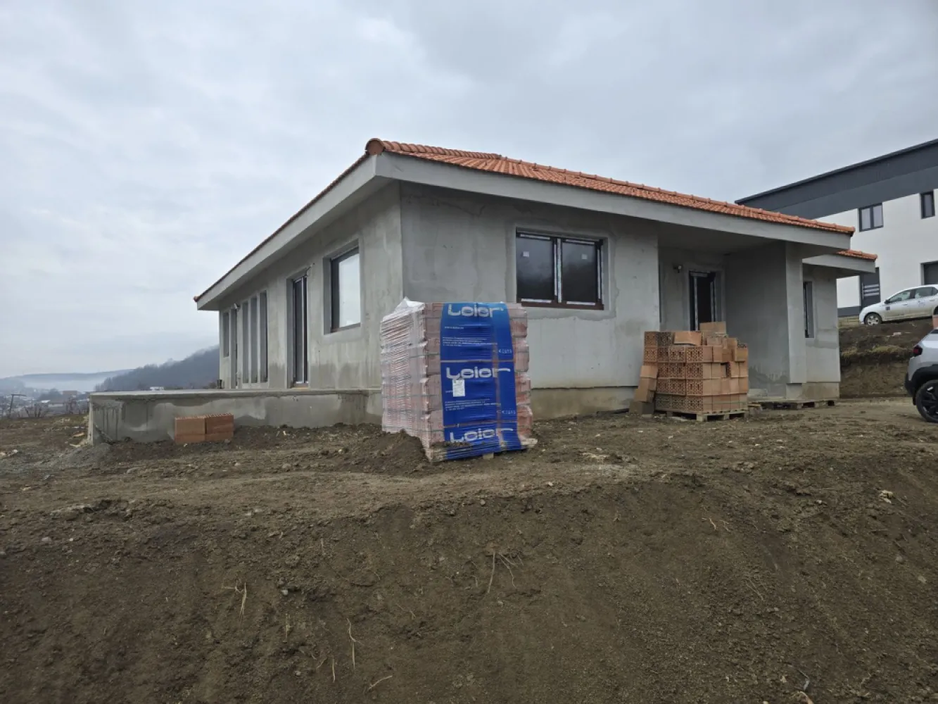Casa 4 camere,2 băi,127 mp, 618mp teren, 0% comision - Contact 0774048706 Bogdan
De vânzare casă pe 1 nivel, singur în curte 4 camere situată în Livezeni suprafața utilă de 127 mp. suprafata construită 164 mp. amplasată pe un teren cu suprafața de 618 mp, 
Compartimentare:
 1 living, 1 bucătărie, 2 băi, 3 dormitoare, 1 cameră tehnică, 1 dressing,1 terasă, 1 hol

Detalii:
- centrală termică, calorifere, geamuri tripan
- fundația casei are o adâncime de 1 m, pereții sunt din cărămidă, acoperișul de țiglă, izolată cu polistiren de 10 cm.
- pod izolat cu vată bazaltică si folie de aluminiu
- anul construcției 2024

Utilitați:
- curent, apă, gaz, canalizare

Casa se vinde semifinisată la prețul de 175.000 Euro negociabil. Comision ZERO!
Contact 0774048706 Bogdan
Daca vă place această ofertă sau pentru alte informații sunați la numărul de contact din anunț! 
Compania Zap Imobiliare vă pune la dispoziție toate actele și documentele necesare alături de asistență și consiliere permanentă până la finalizarea achiziției imobiliare. 
Ne dorim să îți oferim cea mai plăcută experiență, îndeplinim vise cu pereți!