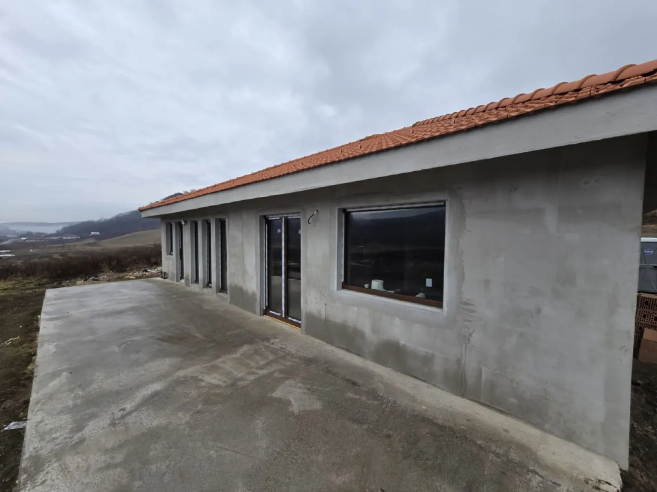 Casa 4 camere,2 băi,127 mp, 618mp teren, 0% comision - Contact 0774048706 Bogdan
De vânzare casă pe 1 nivel, singur în curte 4 camere situată în Livezeni suprafața utilă de 127 mp. suprafata construită 164 mp. amplasată pe un teren cu suprafața de 618 mp, 
Compartimentare:
 1 living, 1 bucătărie, 2 băi, 3 dormitoare, 1 cameră tehnică, 1 dressing,1 terasă, 1 hol

Detalii:
- centrală termică, calorifere, geamuri tripan
- fundația casei are o adâncime de 1 m, pereții sunt din cărămidă, acoperișul de țiglă, izolată cu polistiren de 10 cm.
- pod izolat cu vată bazaltică si folie de aluminiu
- anul construcției 2024

Utilitați:
- curent, apă, gaz, canalizare

Casa se vinde semifinisată la prețul de 175.000 Euro negociabil. Comision ZERO!
Contact 0774048706 Bogdan
Daca vă place această ofertă sau pentru alte informații sunați la numărul de contact din anunț! 
Compania Zap Imobiliare vă pune la dispoziție toate actele și documentele necesare alături de asistență și consiliere permanentă până la finalizarea achiziției imobiliare. 
Ne dorim să îți oferim cea mai plăcută experiență, îndeplinim vise cu pereți!
