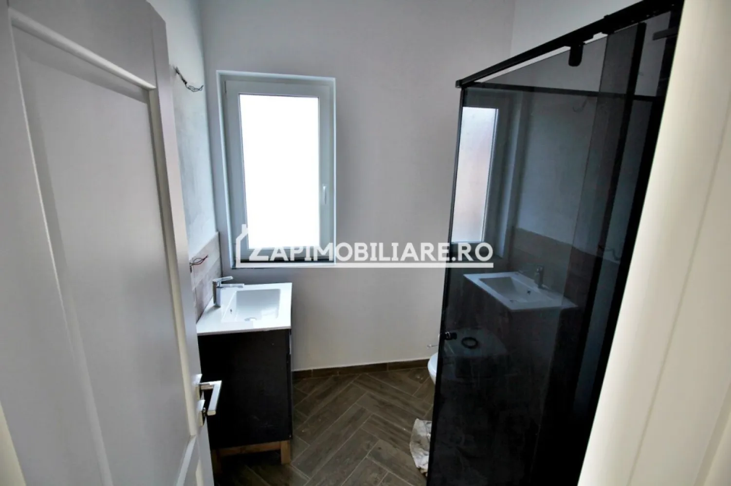Casa 5 camere,175 mp,520 mp teren,zona Penny, 0% comision - Contact 0774048706 Bogdan
De vânzare casă D-P Premium la cheie, singur în curte 5 camere situată în Corunca zona Penny suprafața utilă de 175 mp amplasată pe un teren cu suprafața de 520 mp, 
Compartimentare:
- la demisol 1 garaj, 1 pivnită, 60 mp
- la parter: 1 living, 1 bucătărie, 2 băi,3 dormitoare, 1 terasă, 1 foisor acoperit
- gard, pavaj,poarta si usă garaj automatizate, gazon, sistem de irigatie, plante ornamentale ,foisor acoperit, video interfon incluse in pret
Detalii:
- centrală termică, calorifere, geamuri tripan
- fundația casei are o adâncime de 1 m, pereții sunt din cărămidă, acoperișul de țiglă izolată cu polistiren de 10 cm.
- pivniță, pod mansardabil, 
- anul construcției 2024
- disponibila casă cu suprafata utilă de 185 mp 900 mp teren la pretul de 339.000 euro
Utilitați:
- curent, apă, gaz, canalizare

Casa se vinde la cheie la prețul de 295.000 Euro negociabil. Comision ZERO!
Contact 0774048706 Bogdan
Daca vă place această ofertă sau pentru alte informații sunați la numărul de contact din anunț! 
Compania Zap Imobiliare vă pune la dispoziție toate actele și documentele necesare alături de asistență și consiliere permanentă până la finalizarea achiziției imobiliare. 
Ne dorim să îți oferim cea mai plăcută experiență, îndeplinim vise cu pereți!