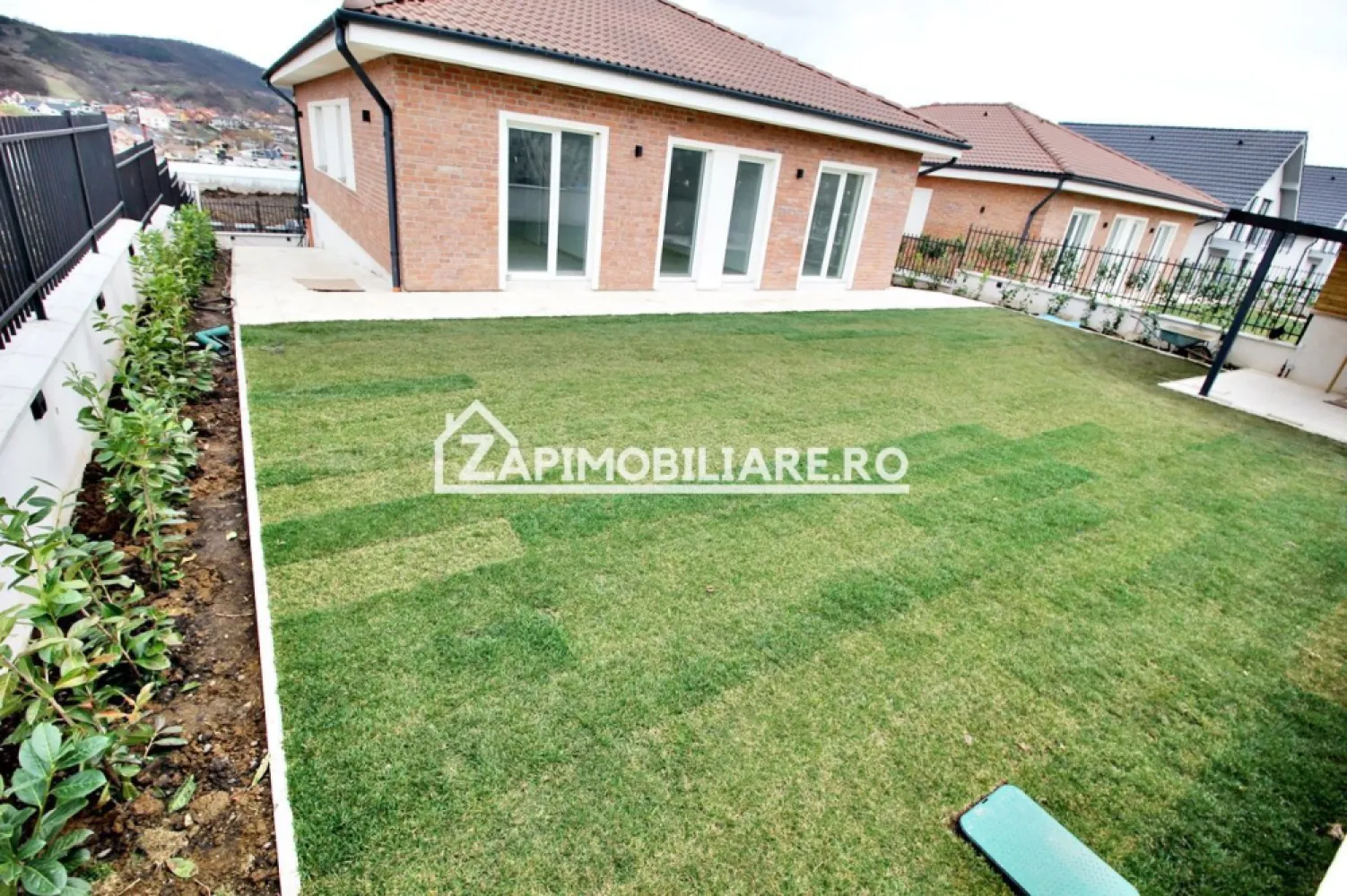 Casa 5 camere,175 mp,520 mp teren,zona Penny, 0% comision - Contact 0774048706 Bogdan
De vânzare casă D-P Premium la cheie, singur în curte 5 camere situată în Corunca zona Penny suprafața utilă de 175 mp amplasată pe un teren cu suprafața de 520 mp, 
Compartimentare:
- la demisol 1 garaj, 1 pivnită, 60 mp
- la parter: 1 living, 1 bucătărie, 2 băi,3 dormitoare, 1 terasă, 1 foisor acoperit
- gard, pavaj,poarta si usă garaj automatizate, gazon, sistem de irigatie, plante ornamentale ,foisor acoperit, video interfon incluse in pret
Detalii:
- centrală termică, calorifere, geamuri tripan
- fundația casei are o adâncime de 1 m, pereții sunt din cărămidă, acoperișul de țiglă izolată cu polistiren de 10 cm.
- pivniță, pod mansardabil, 
- anul construcției 2024
- disponibila casă cu suprafata utilă de 185 mp 900 mp teren la pretul de 339.000 euro
Utilitați:
- curent, apă, gaz, canalizare

Casa se vinde la cheie la prețul de 295.000 Euro negociabil. Comision ZERO!
Contact 0774048706 Bogdan
Daca vă place această ofertă sau pentru alte informații sunați la numărul de contact din anunț! 
Compania Zap Imobiliare vă pune la dispoziție toate actele și documentele necesare alături de asistență și consiliere permanentă până la finalizarea achiziției imobiliare. 
Ne dorim să îți oferim cea mai plăcută experiență, îndeplinim vise cu pereți!